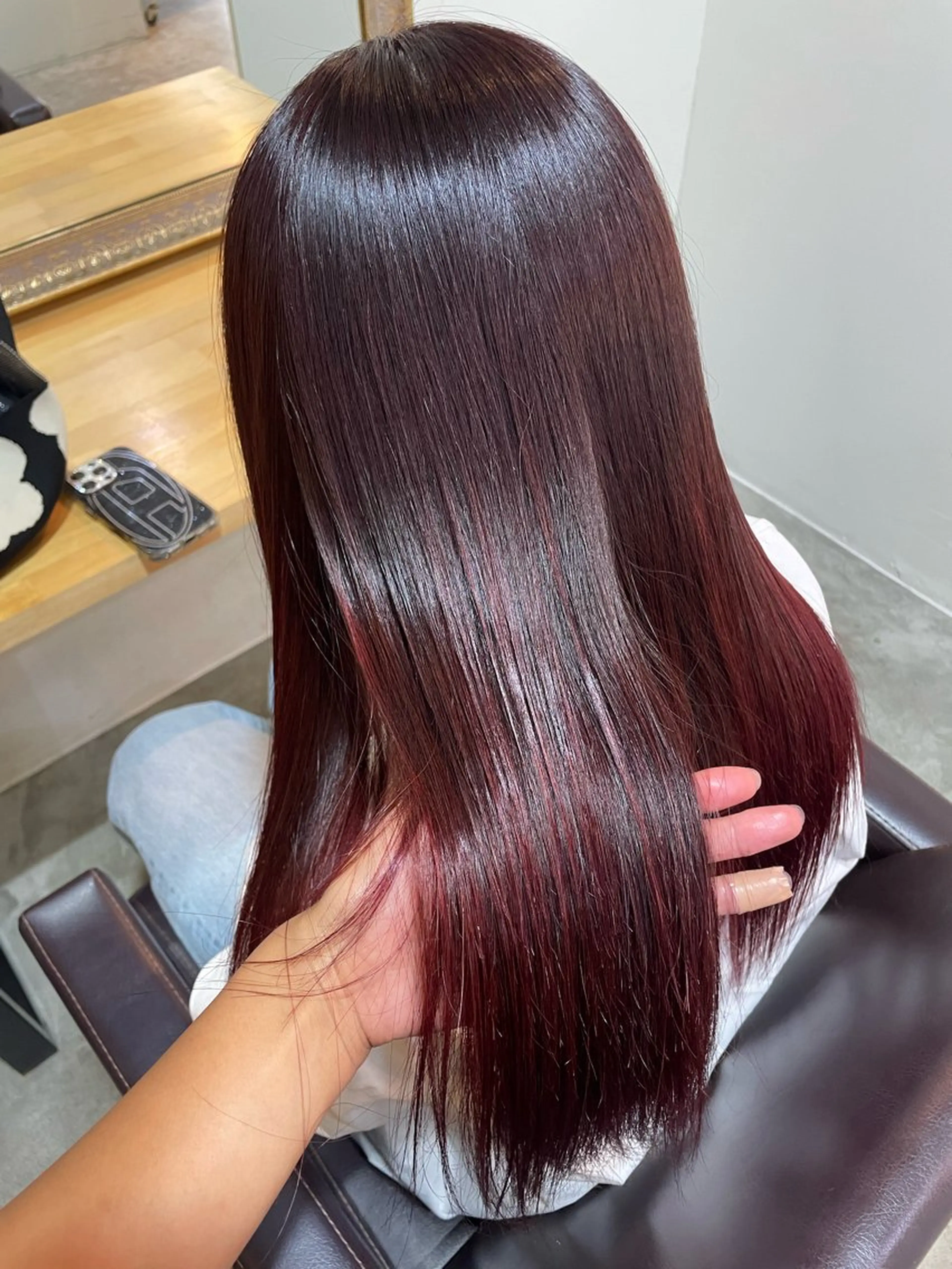 セミロング カラー ブリーチ ボルドーカラー 艶カラー｜透明感 カラー｜レイヤーのヘアスタイル