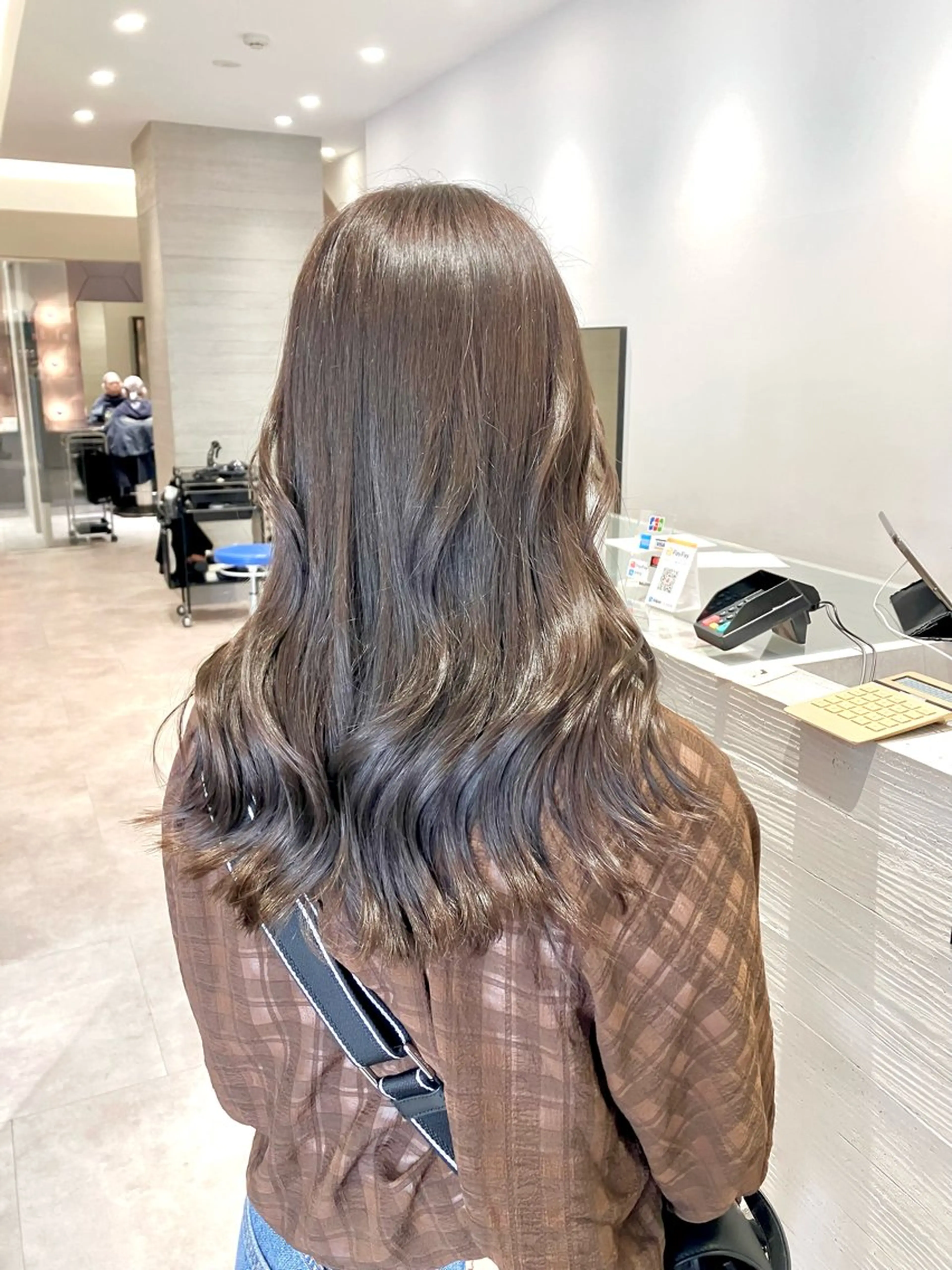 セミロング カラー ベージュカラー カット ヘアカラー サキ🤍ハイトーン 🩰くびれ巻きヘアのヘアスタイル