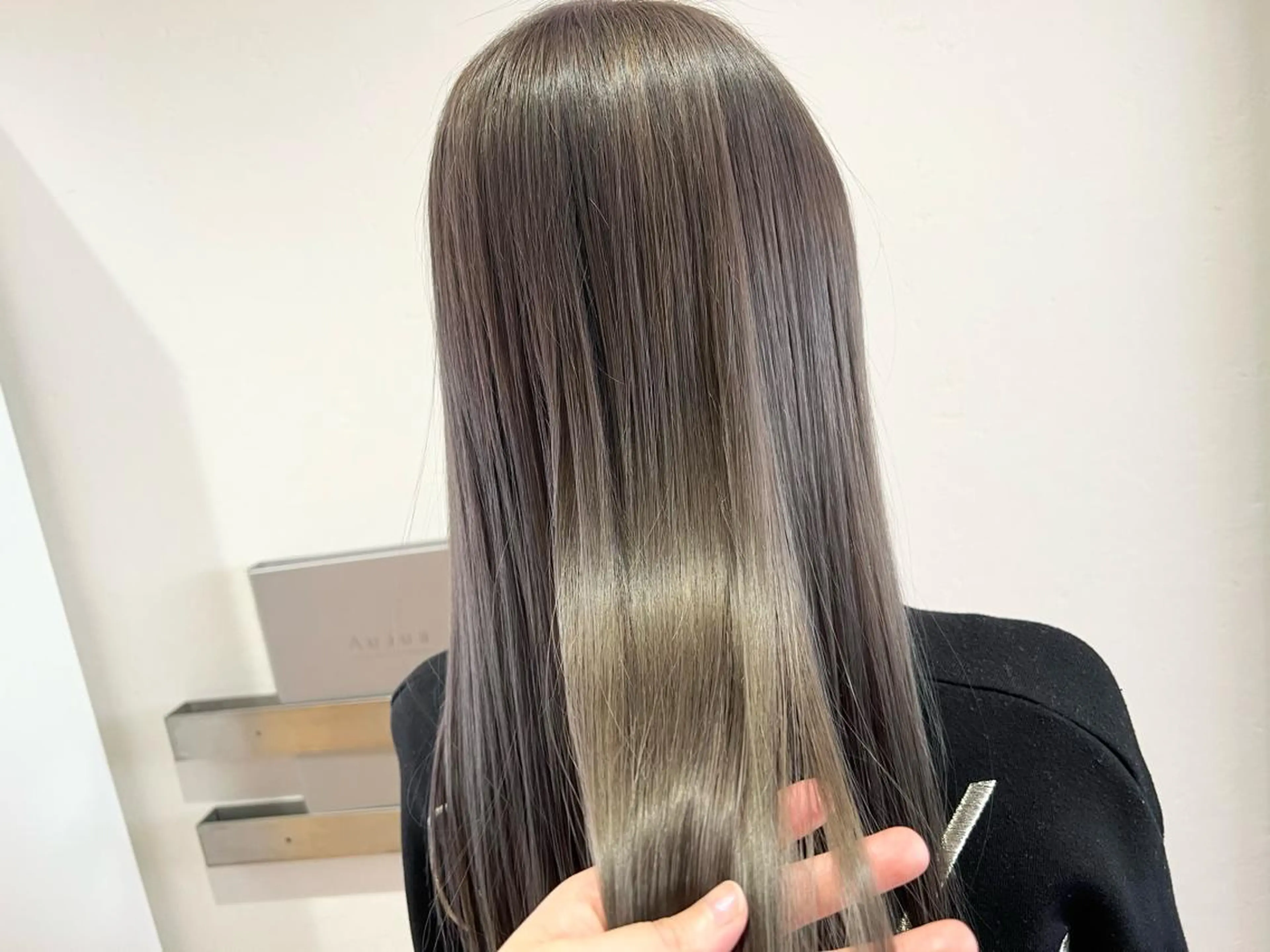 ロング カラー 蓮見  友里のヘアスタイル