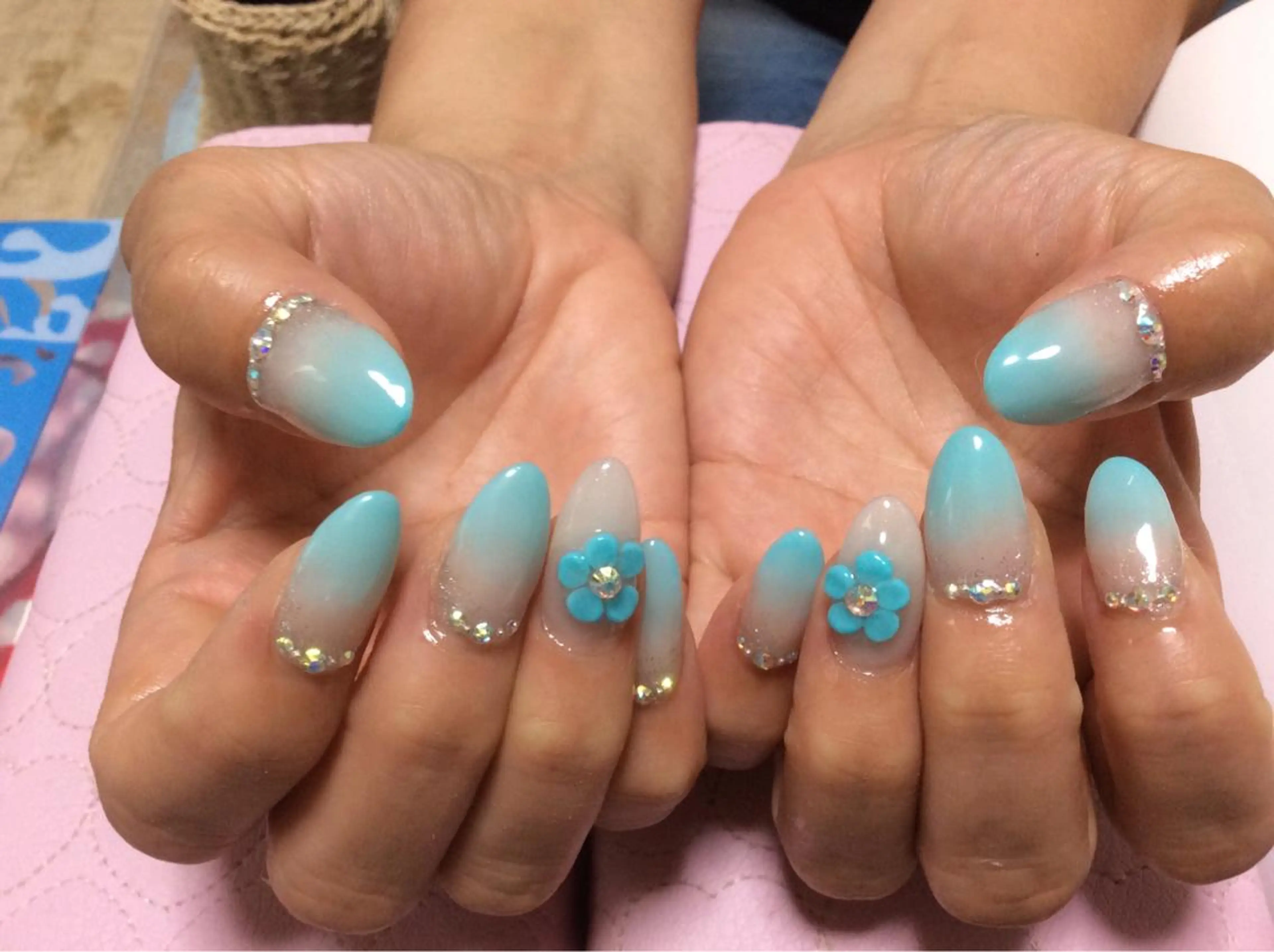 ネイル フラワー ムーンのネイルデザイン