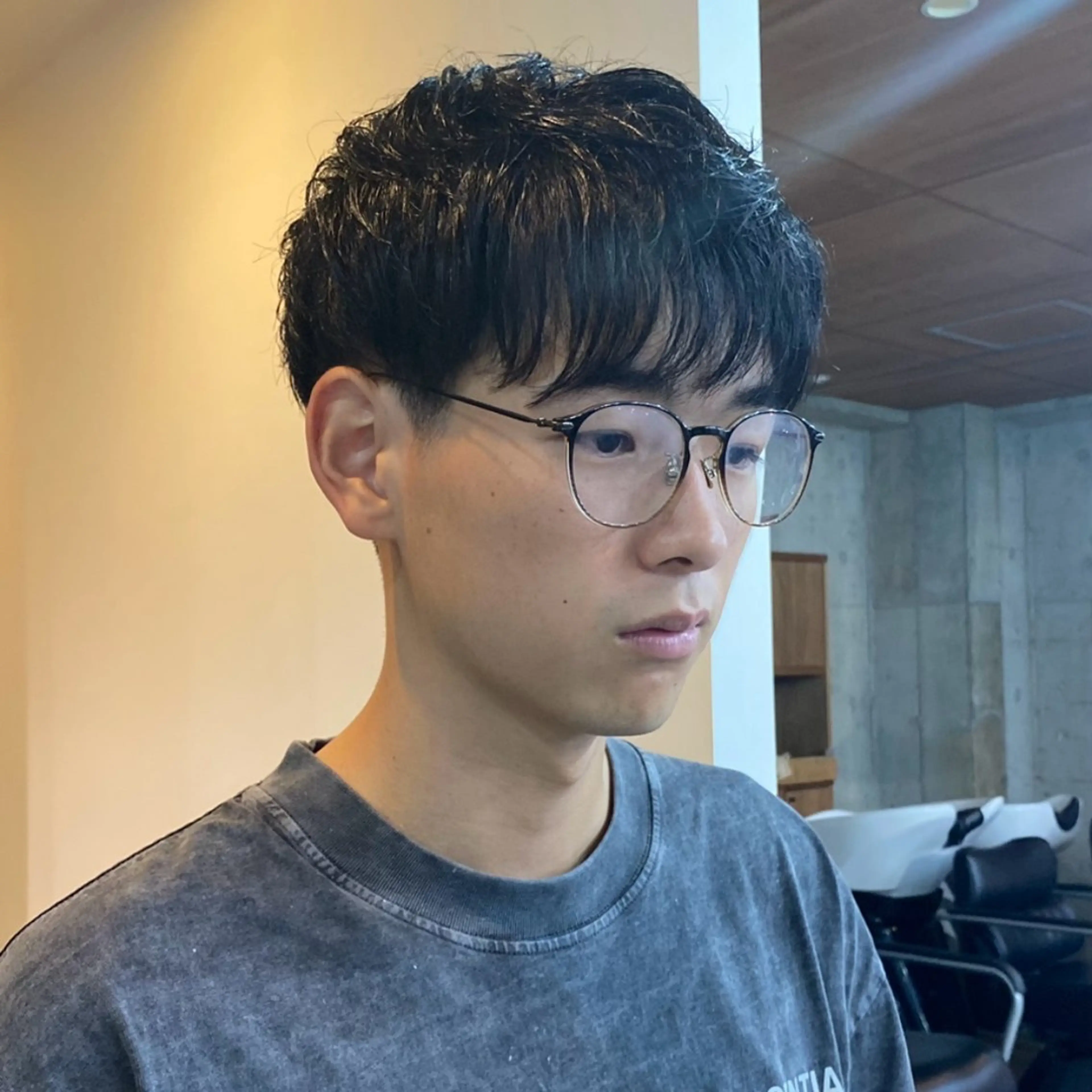 ショート メンズ マッシュ メンズショート 刈り上げ ショートヘア センターパート/ニ ュアンスパーマのヘアスタイル