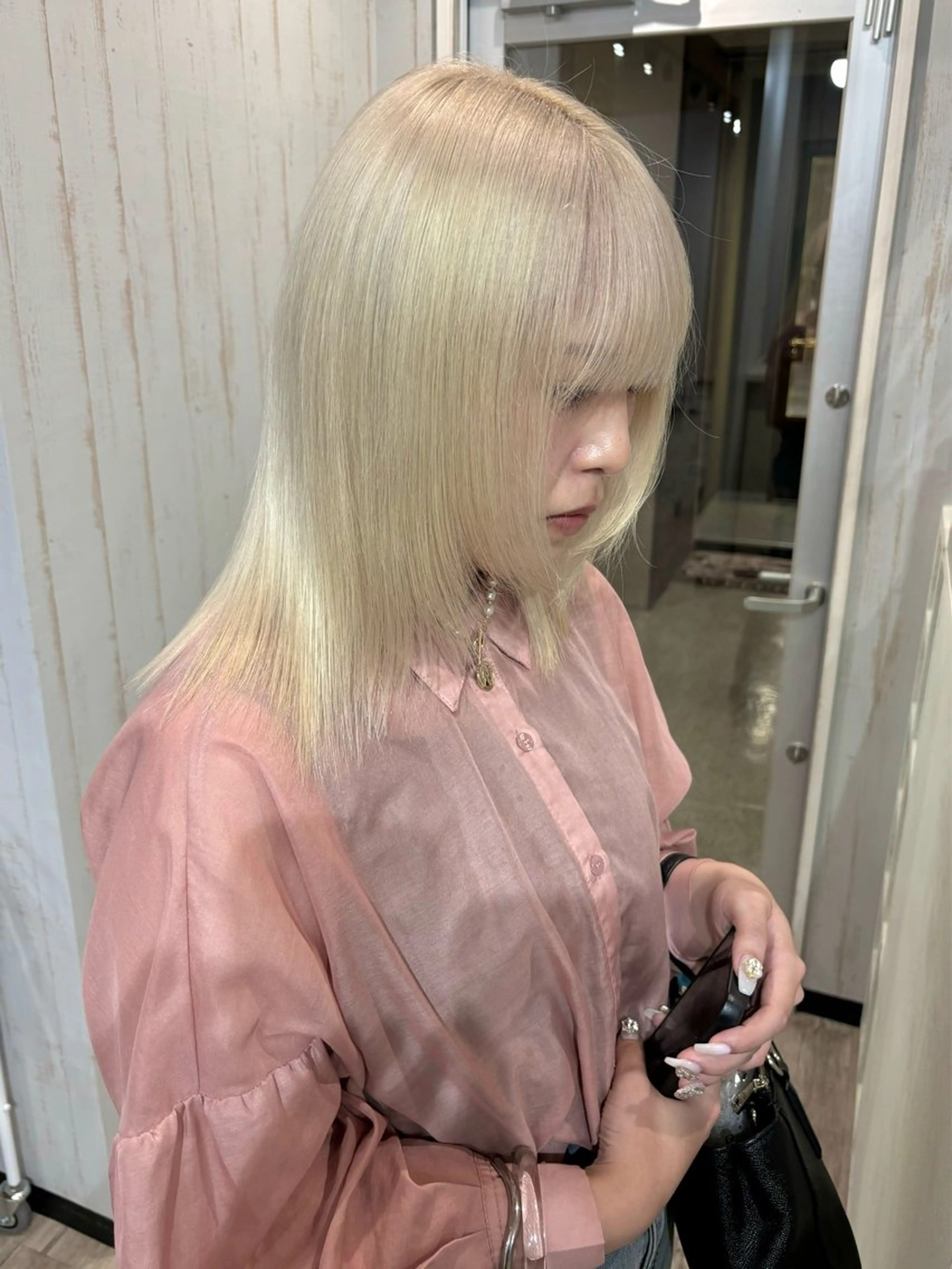 ミディアム カラー ブリーチ ブロンド ホワイトブロンド 桑原 由理のヘアスタイル