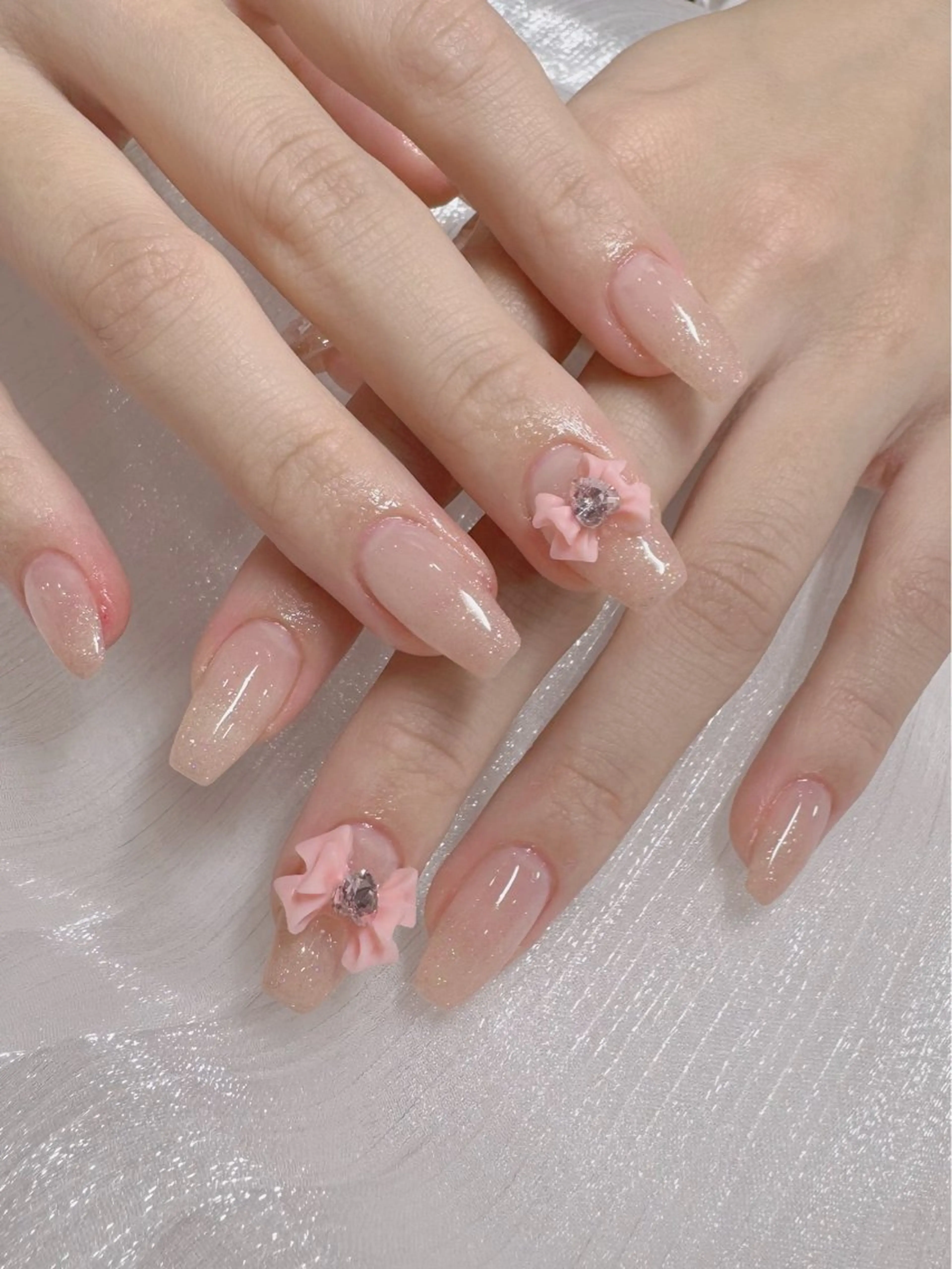 ネイル キラキラネイル リボン ワンホンネイル nailsalon ChuColaのネイルデザイン