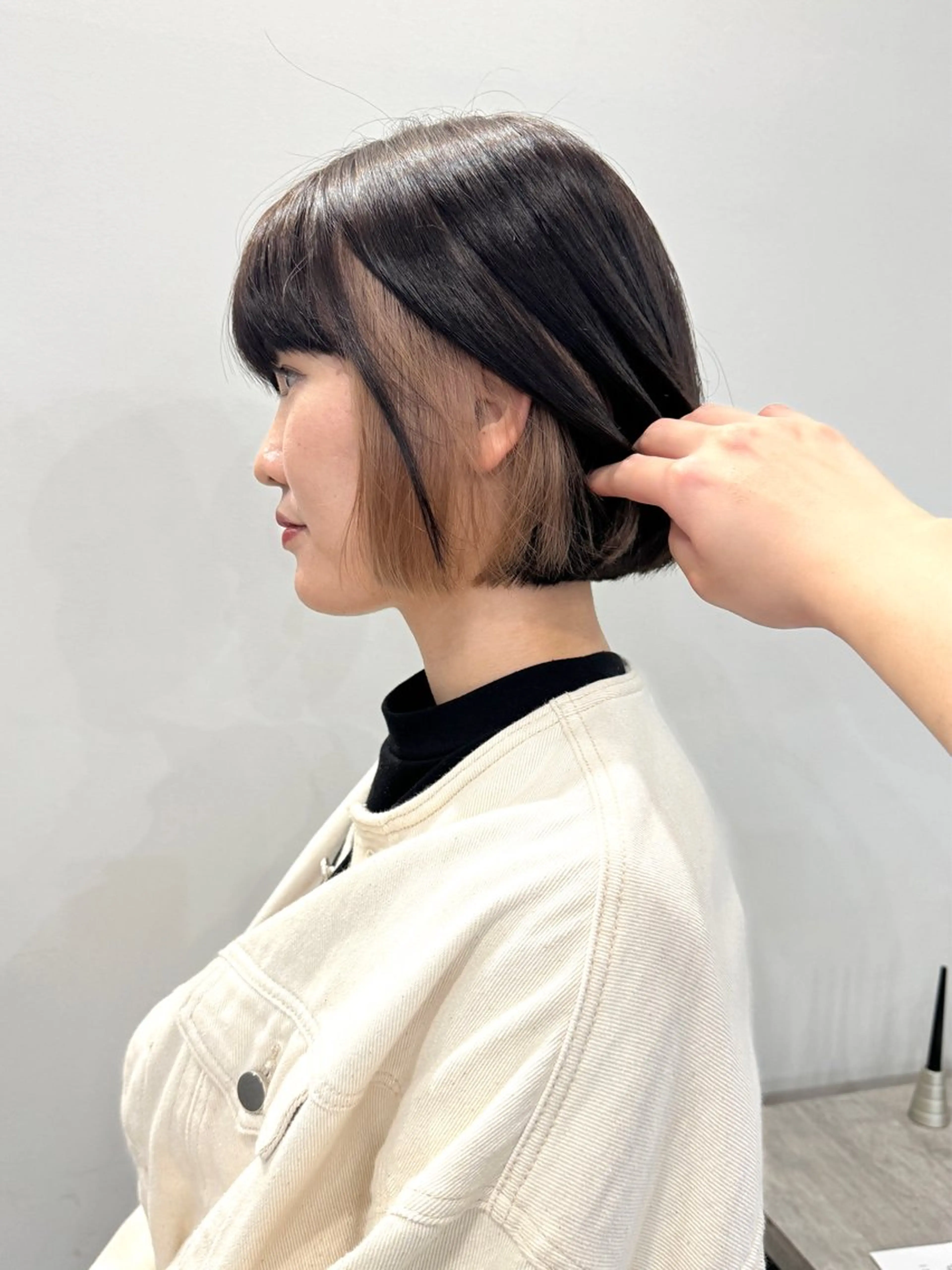ショート カラー ベージュカラー インナーカラー ミルクティーベージュ ヘアカラー 切りっぱなしボブ/ ブリーチカラー/大塚のヘアスタイル