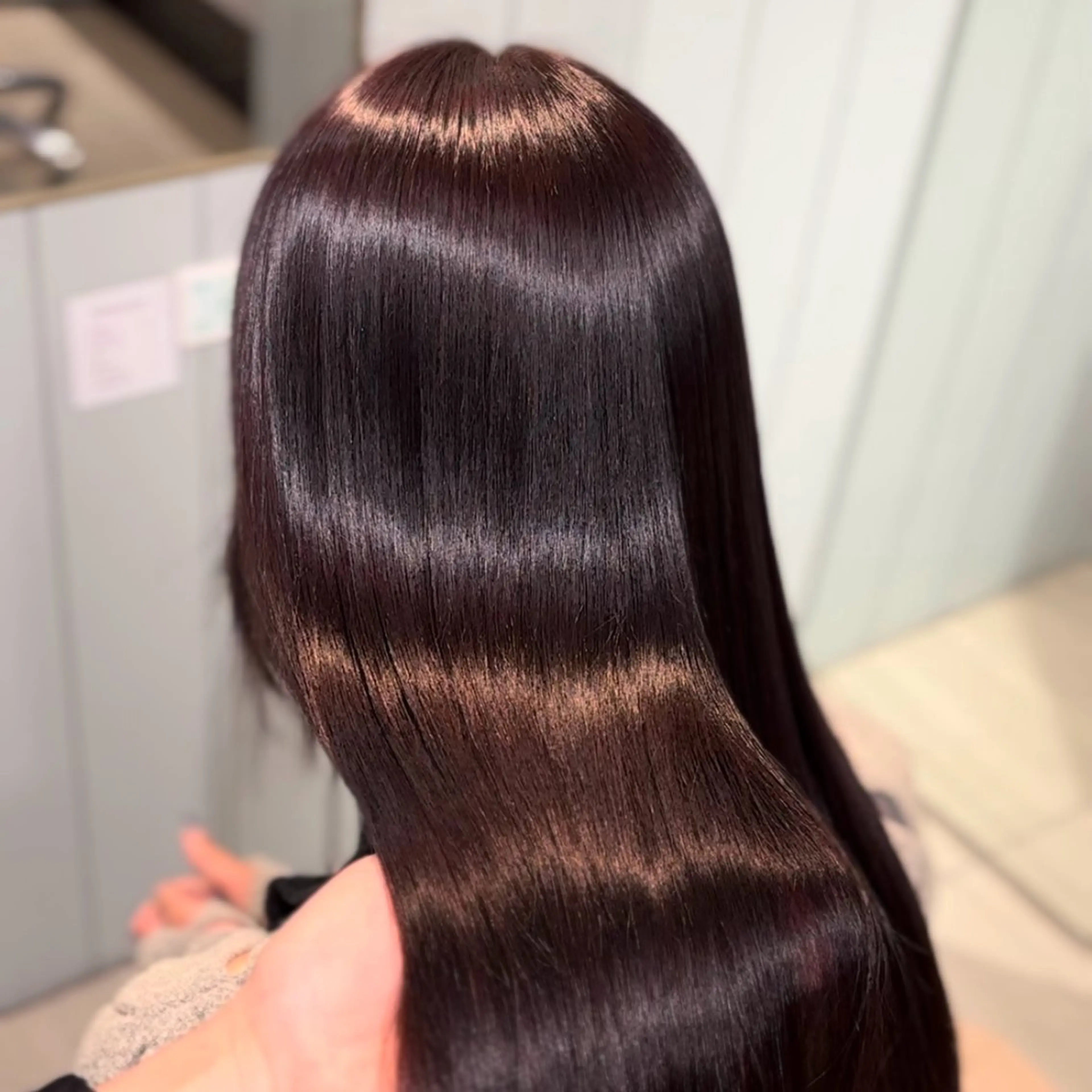 カラー バイオレットカラー 縮毛矯正 カット ヘアカラー 縮毛矯正 トリートメント 縮毛矯正／レイヤー／ 髪質改善／海月のヘアスタイル