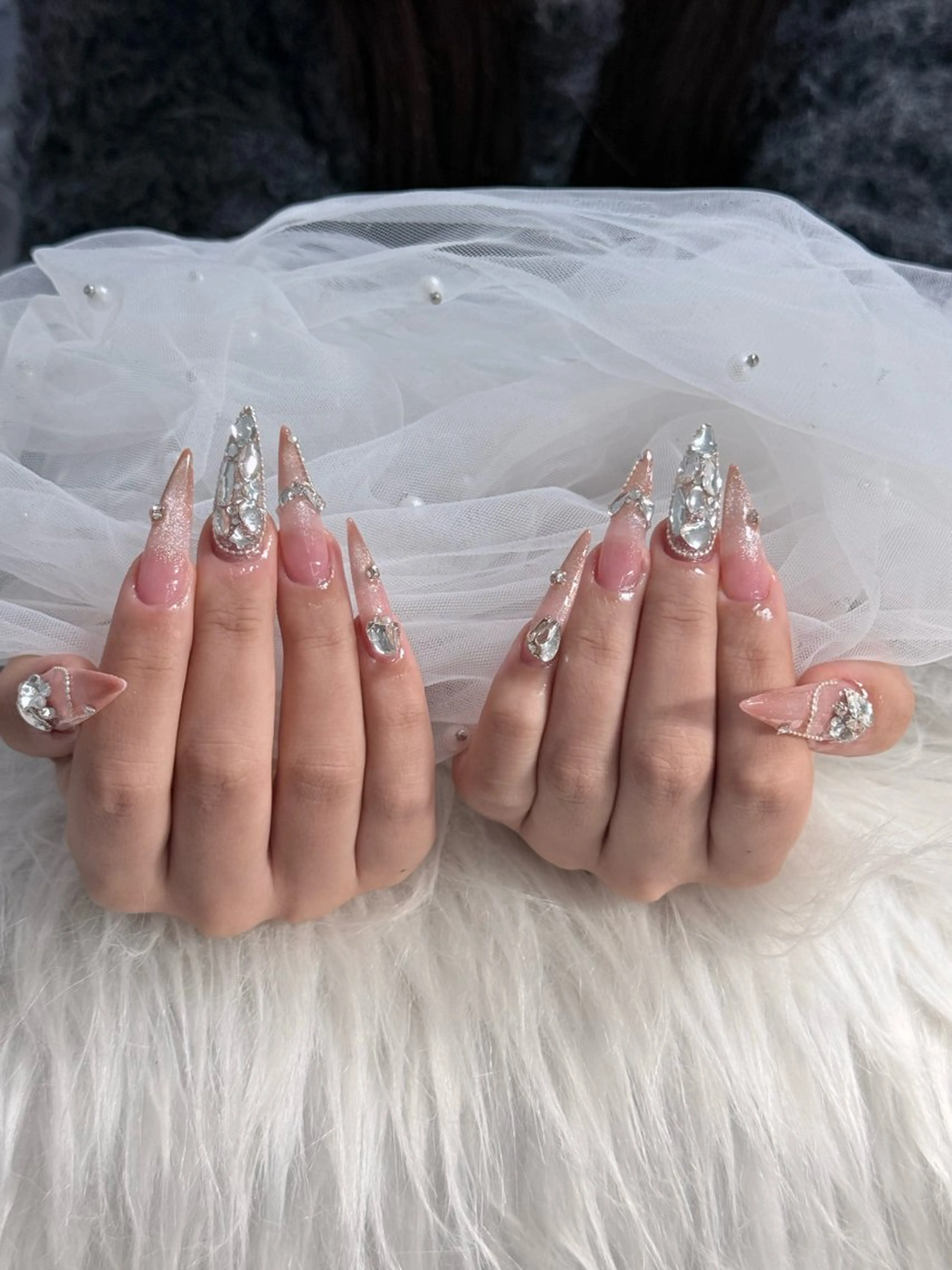 ネイル ジェルネイル キラキラネイル ネイルチップ 冬ネイル ハンドネイル Emi🌸Belle Nail Salonのネイルデザイン