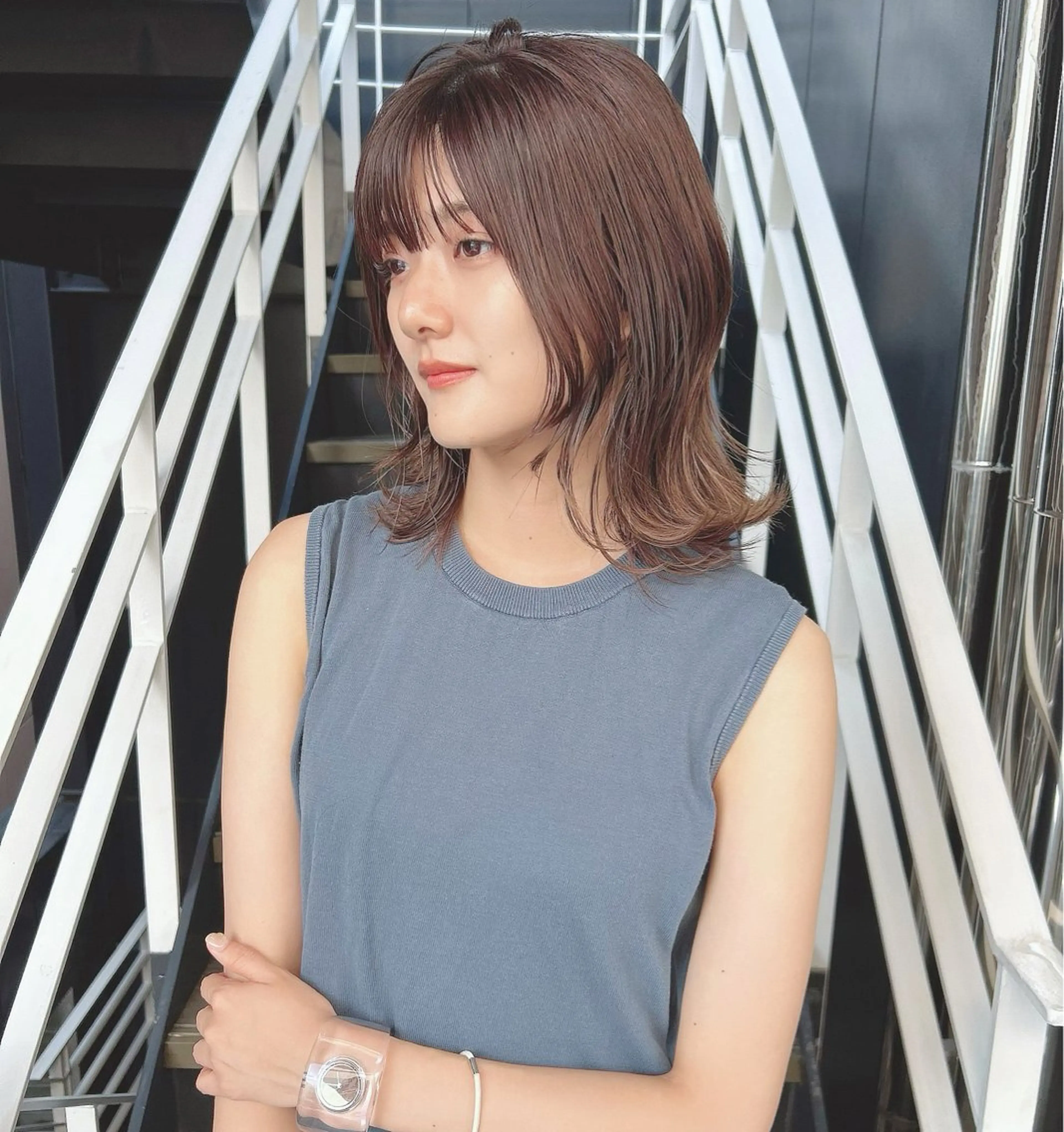 セミロング カラー 韓国🇰🇷レイヤー カットオリーブカラーのヘアスタイル