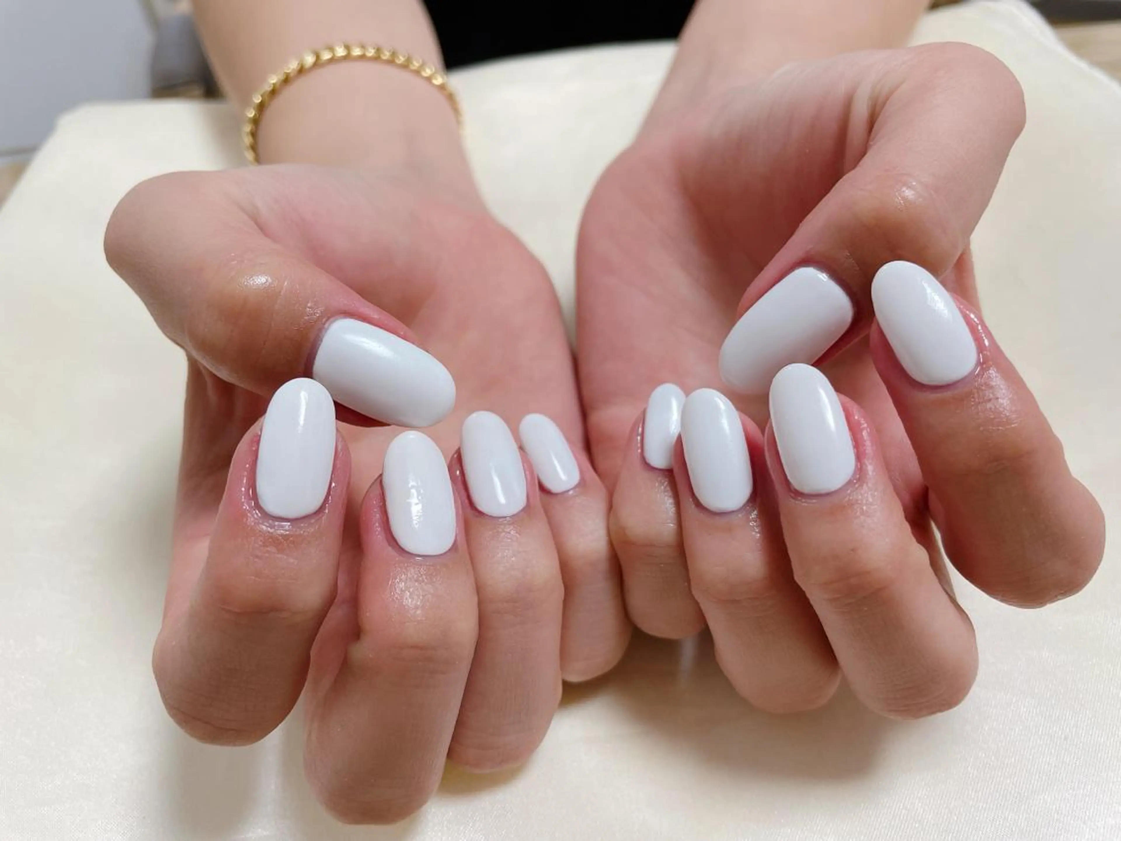 ネイル ワンカラーネイル ホワイト ハンドネイル mogunail &blowのネイルデザイン