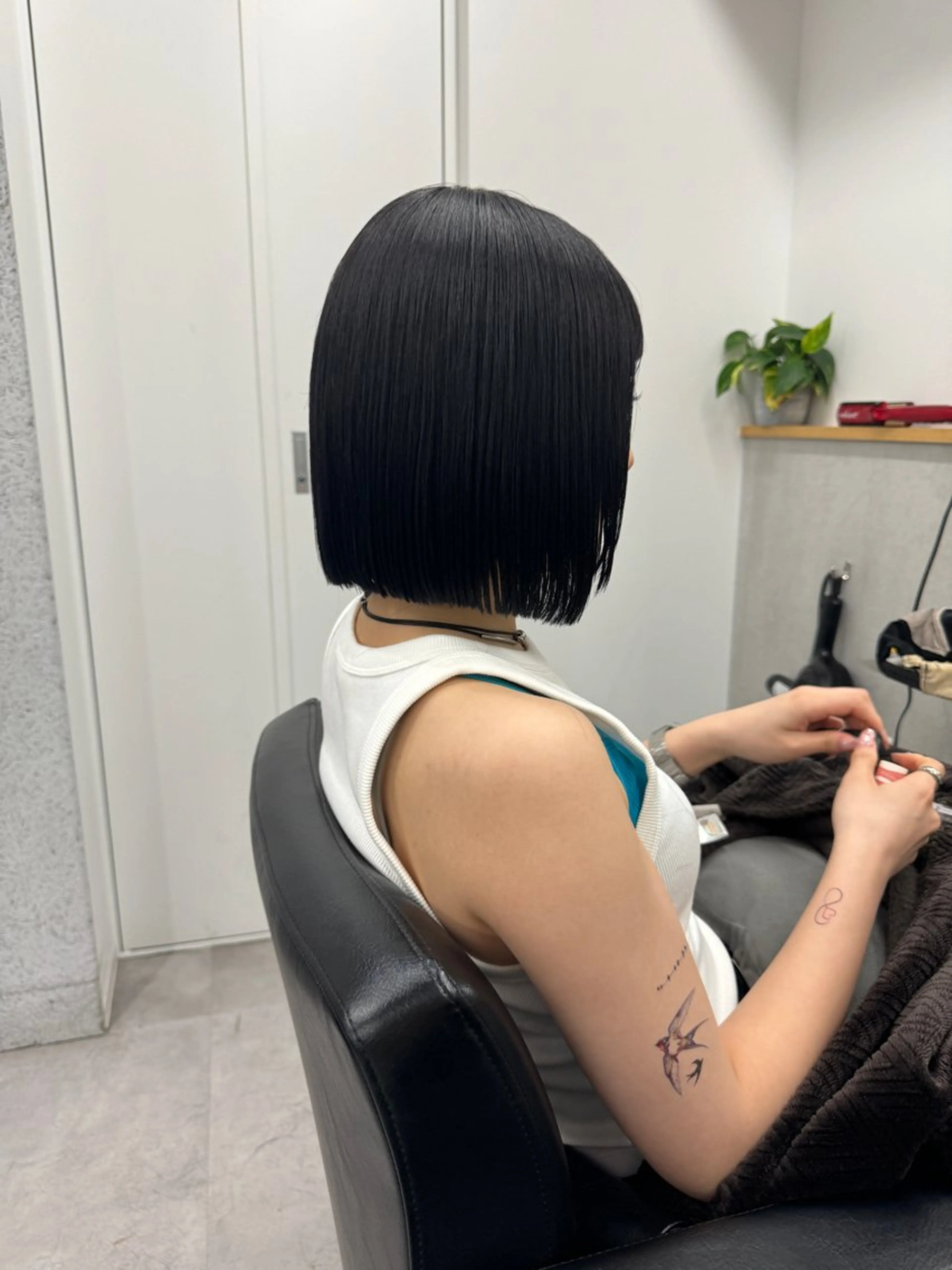 ショート カラー 切りっぱなしボブ レイヤー/縮毛矯正のヘアスタイル