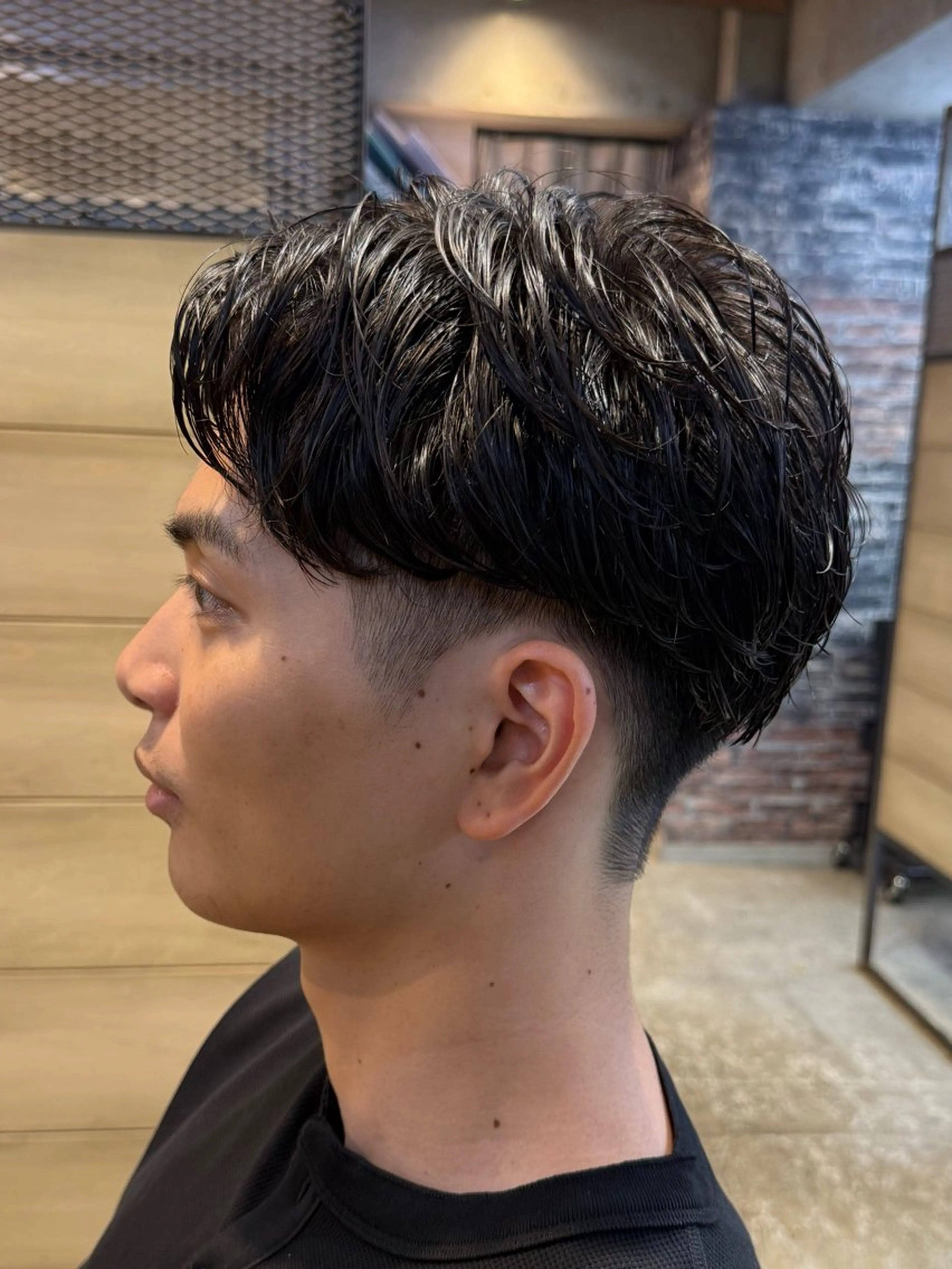 ショート パーマ メンズ ビジネス センターパート フェードカット フェザーパーマ メンズ韓国風 カット パーマ トリートメント ヘアセット 新宿メンズ専門 モテ清潔感パーマ特化のヘアスタイル