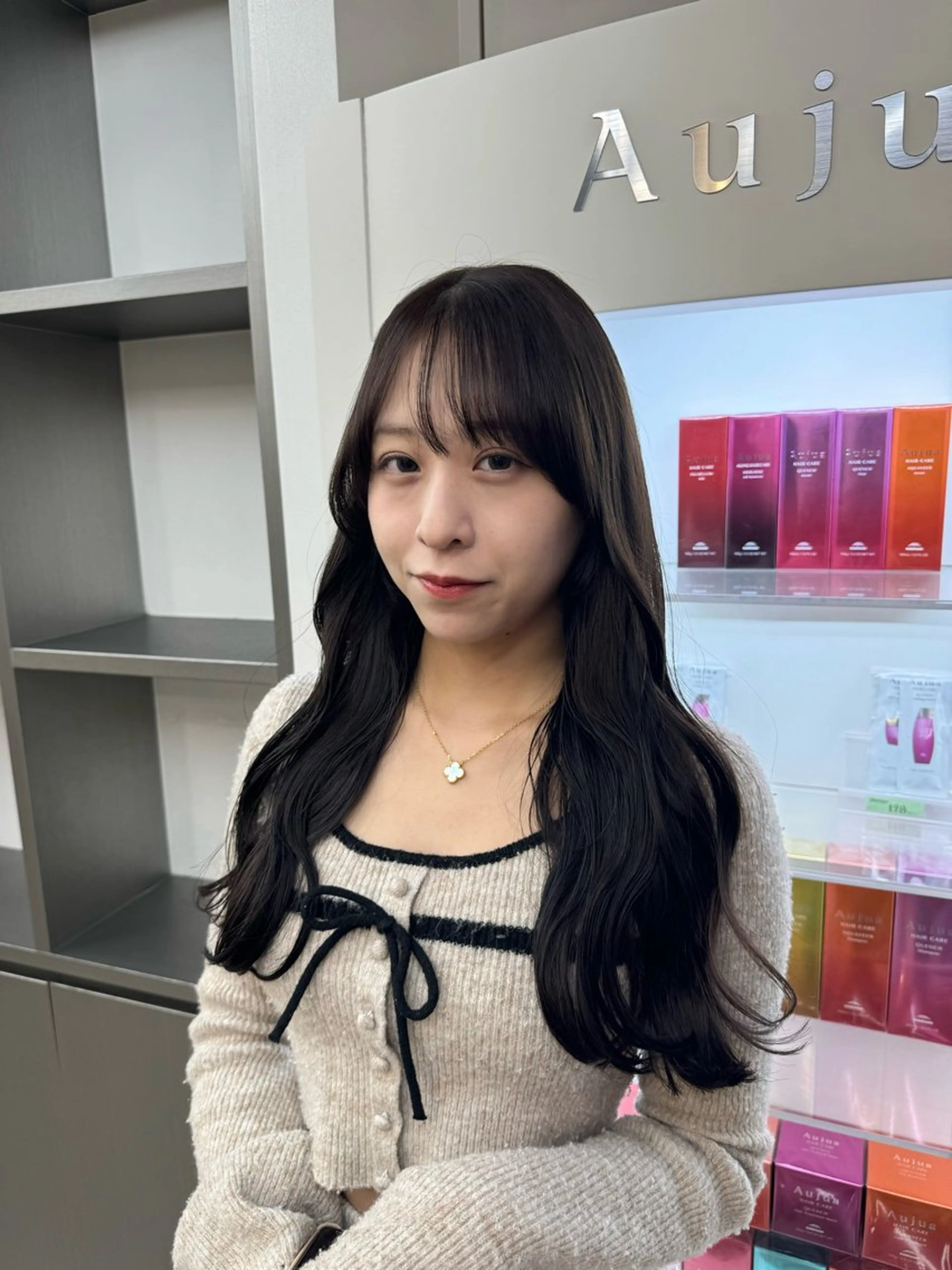 ロング カラー ショコラグレージュ 透明感カラー グレージュ 顔まわりレイヤー 天使の羽バング・フェザーバング カット 縮毛矯正 トリートメント ザクザクレイヤー 🍀/ブリーチ/小田のヘアスタイル