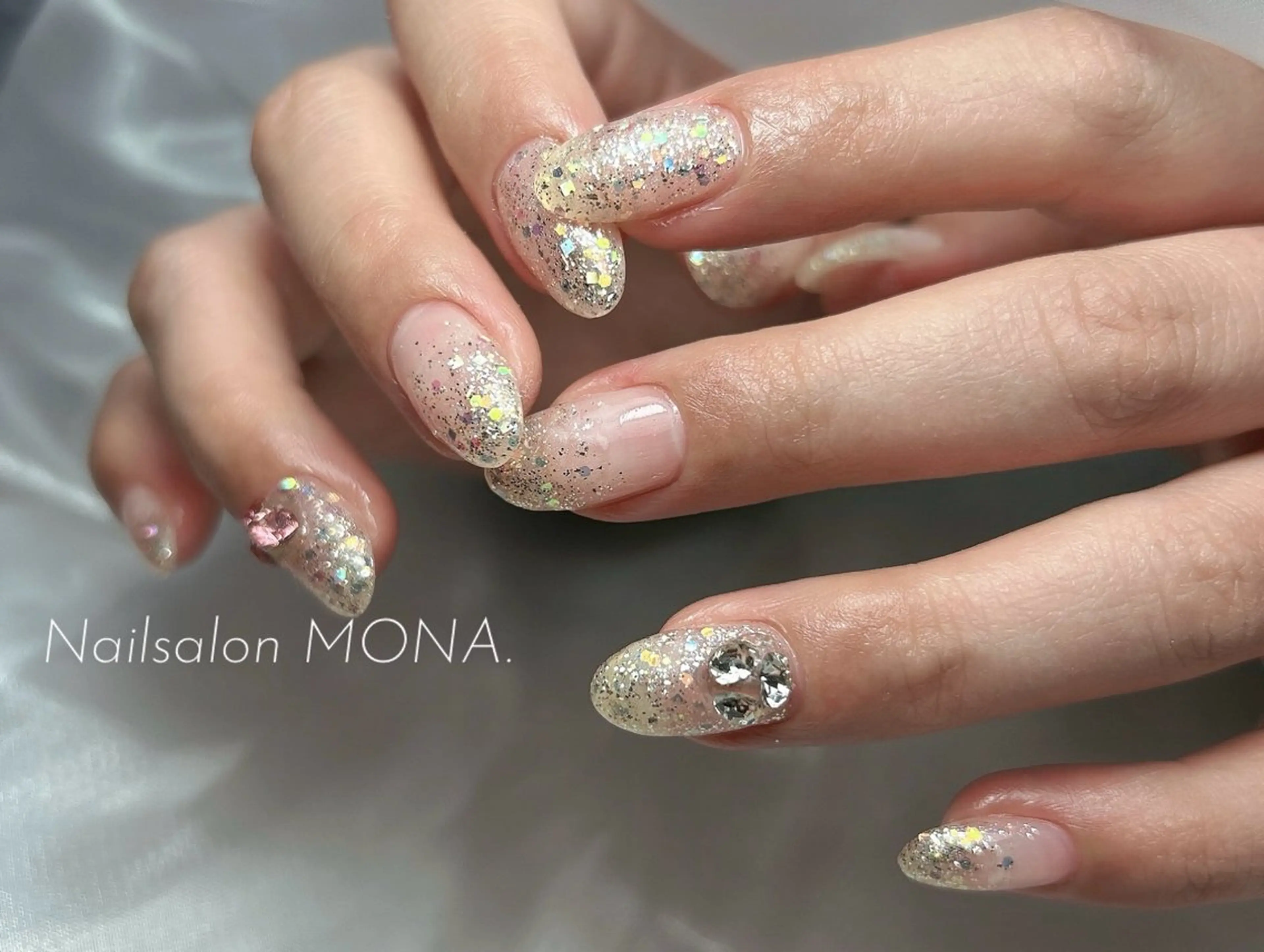 ネイル グラデーション ラメ(グリッター) ラメグラデーション ストーンネイル ハンドネイル Nailsalon MONA.のネイルデザイン
