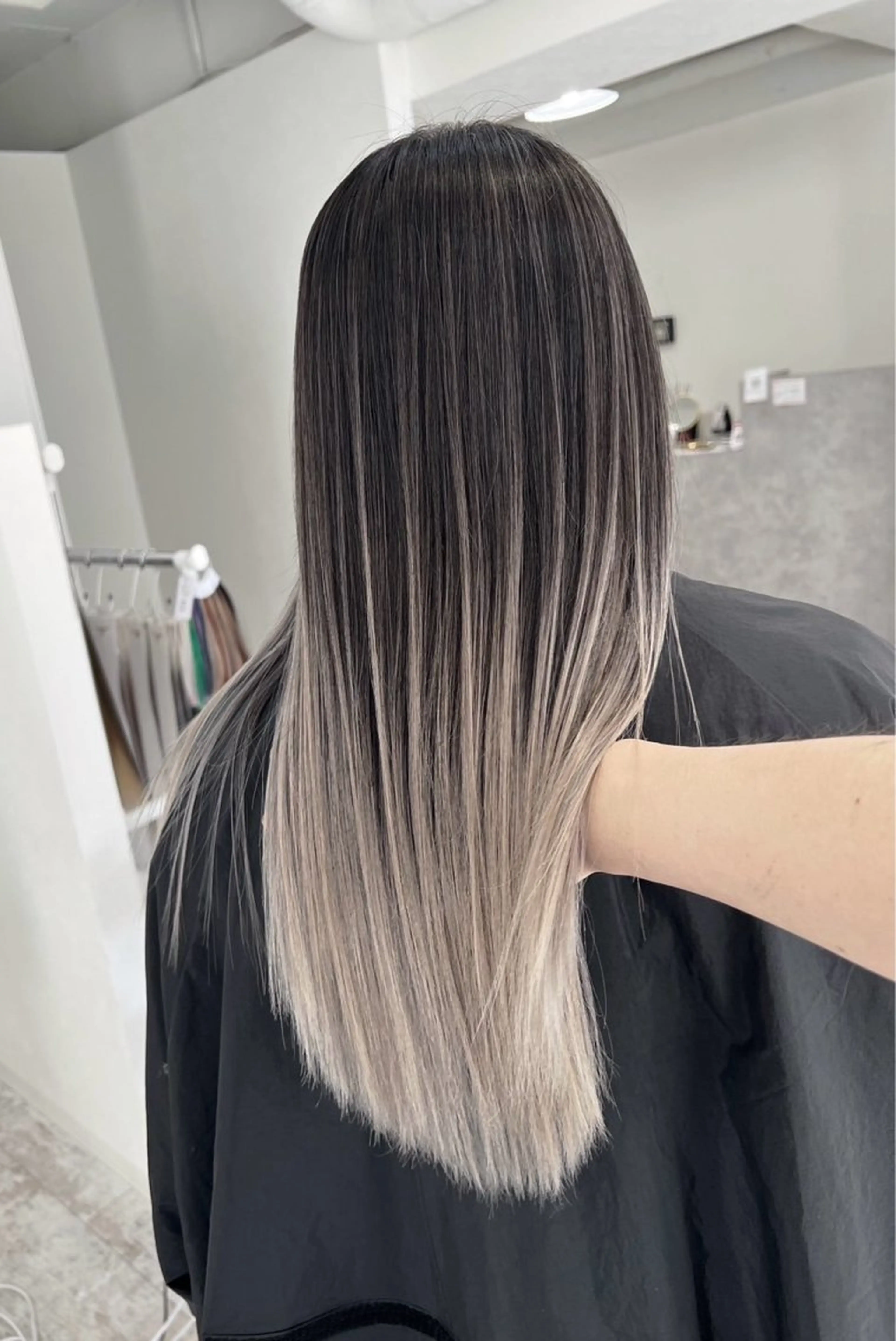 ロング カラー バレイヤージュ シルバー ホワイトシルバー レイヤーカット ヘアカラー トリートメント 指名数No.1 /NAOYAのヘアスタイル