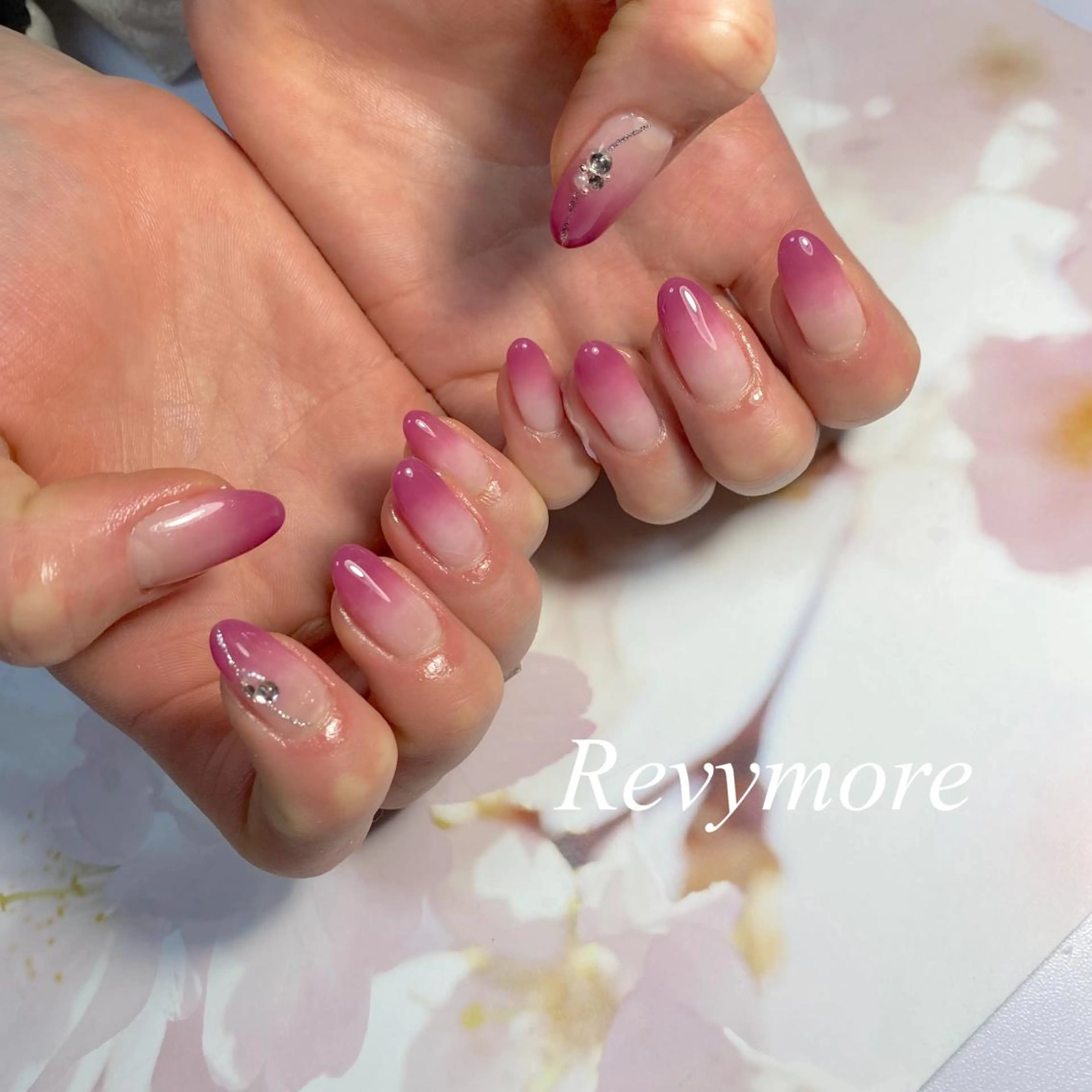 ミディアム ネイル ジェルネイル ニュアンスネイル オフィスネイル シンプルネイル 春ネイル nail salon Revymore所属・nail salon Revymoreのネイルデザイン