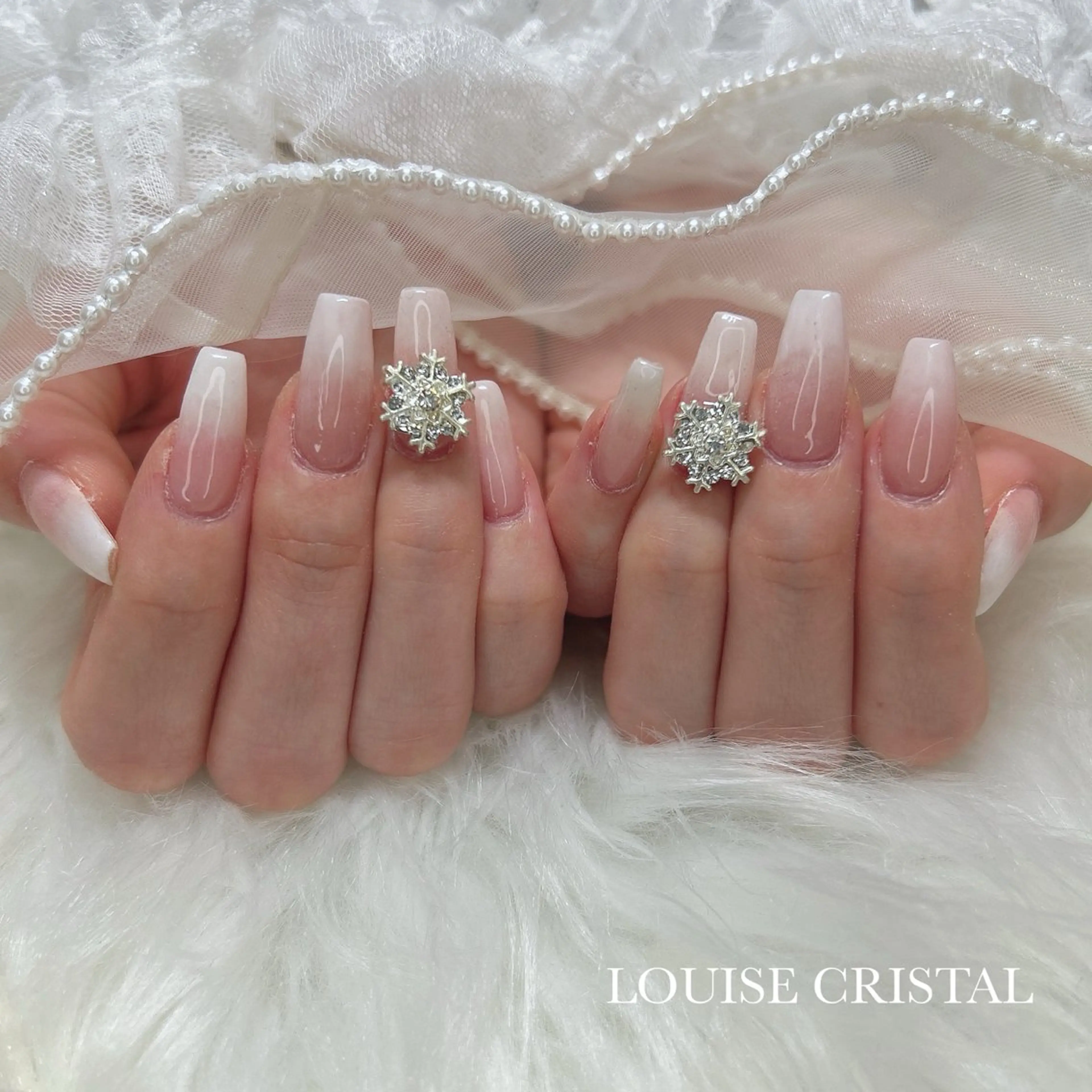 ネイル ハンドネイル LOUISE CRYSTALのネイルデザイン