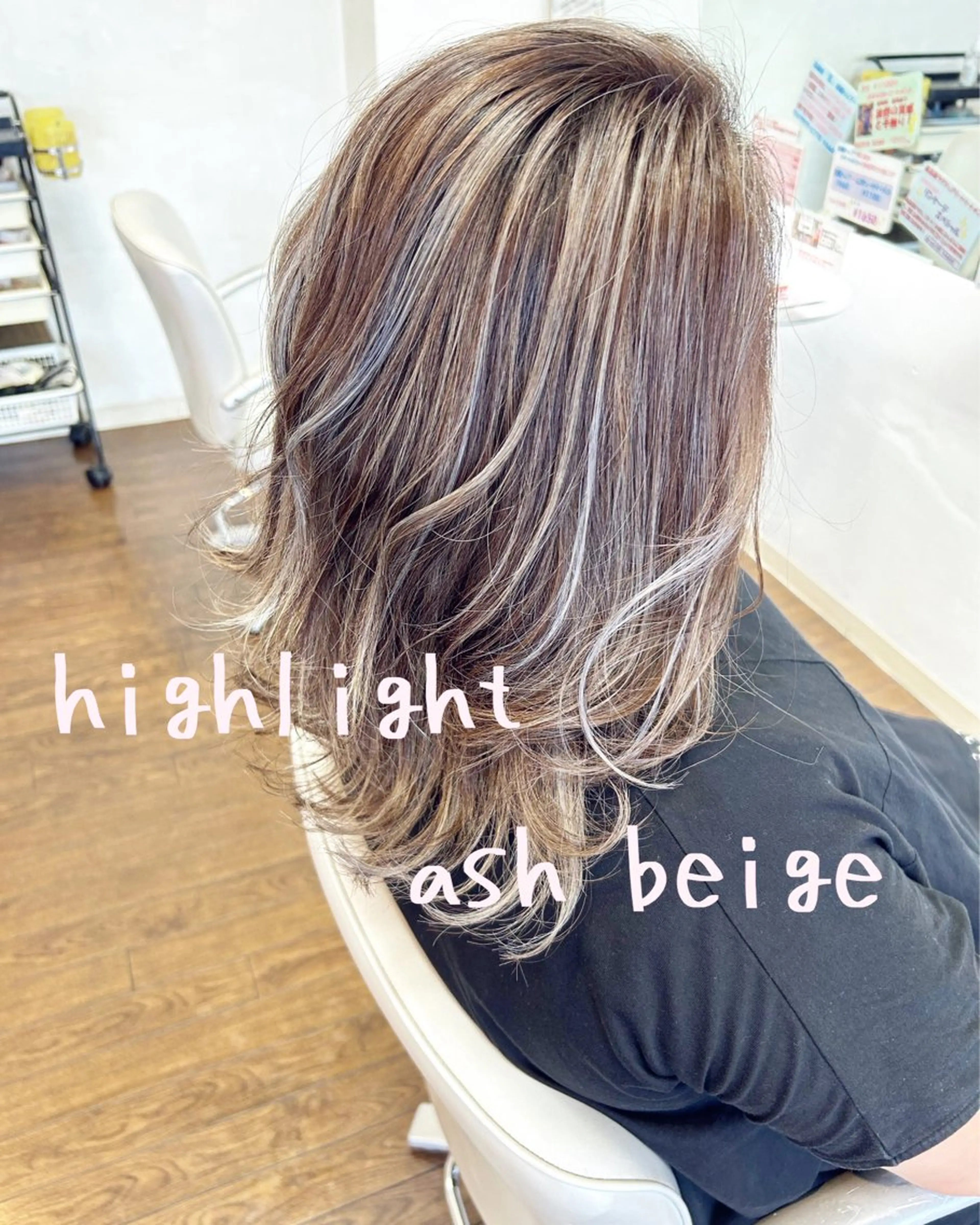 ミディアム カラー アッシュ ベージュカラー ハイライトカラー ハイライト ヘアカラー GLAD 萩原のヘアスタイル