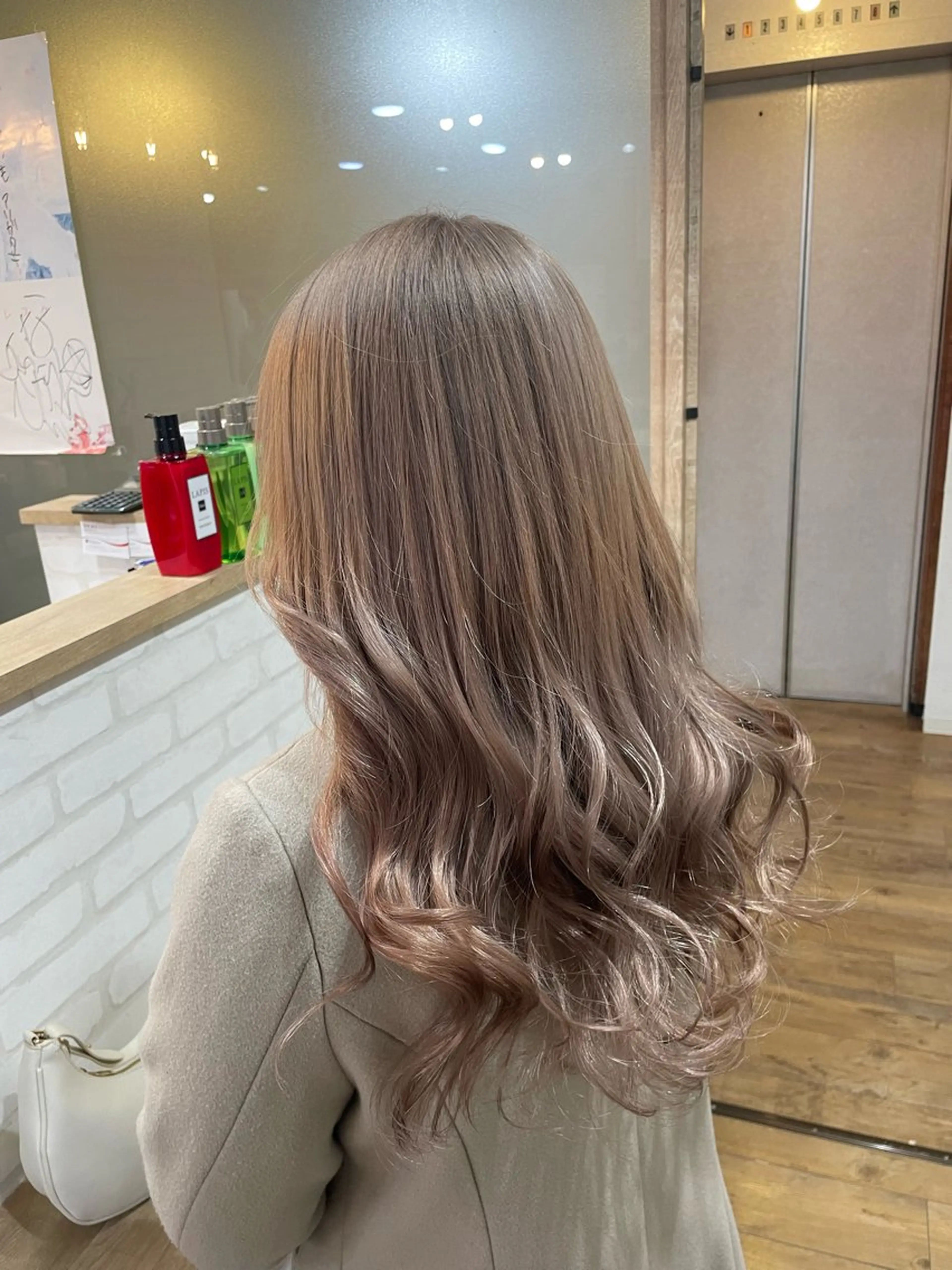 カラー ベージュカラー ミルクティーベージュ ホワイトミルクティーベージュ 韓国レイヤーカット/ AIRIのヘアスタイル