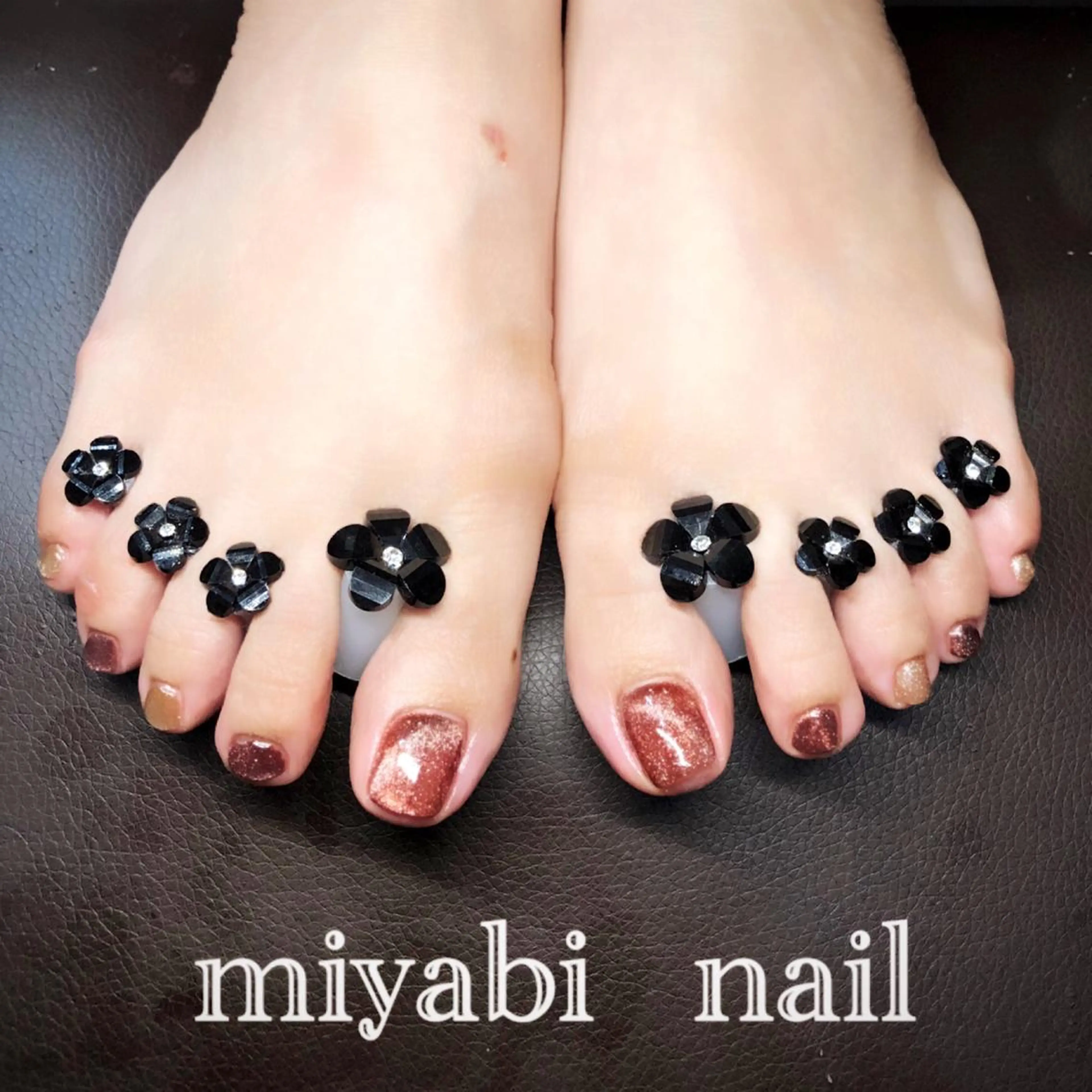 ネイル ブラウン フットネイル ジェルネイル マグネットネイル フットネイル miyabi nail 桂川駅近くのネイルデザイン