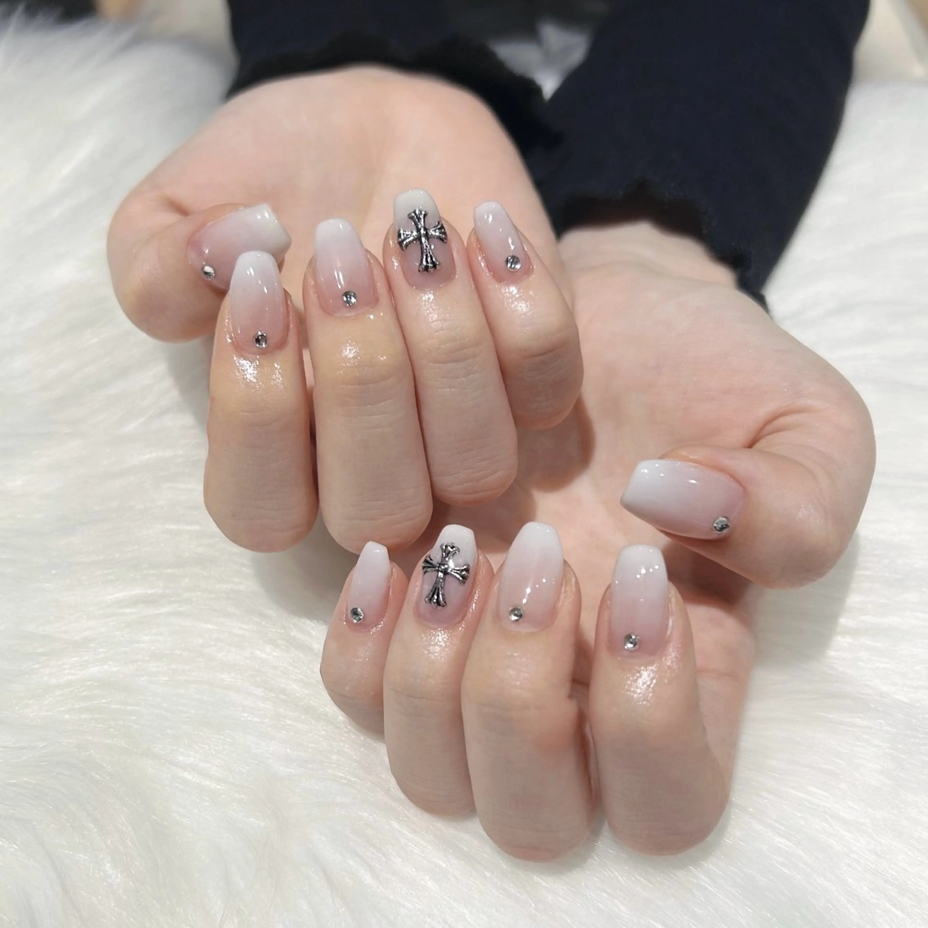 ネイル グラデーション シンプルネイル ストーンネイル ワンホンネイル ホワイト ぷりゅねる 心斎橋のネイルデザイン