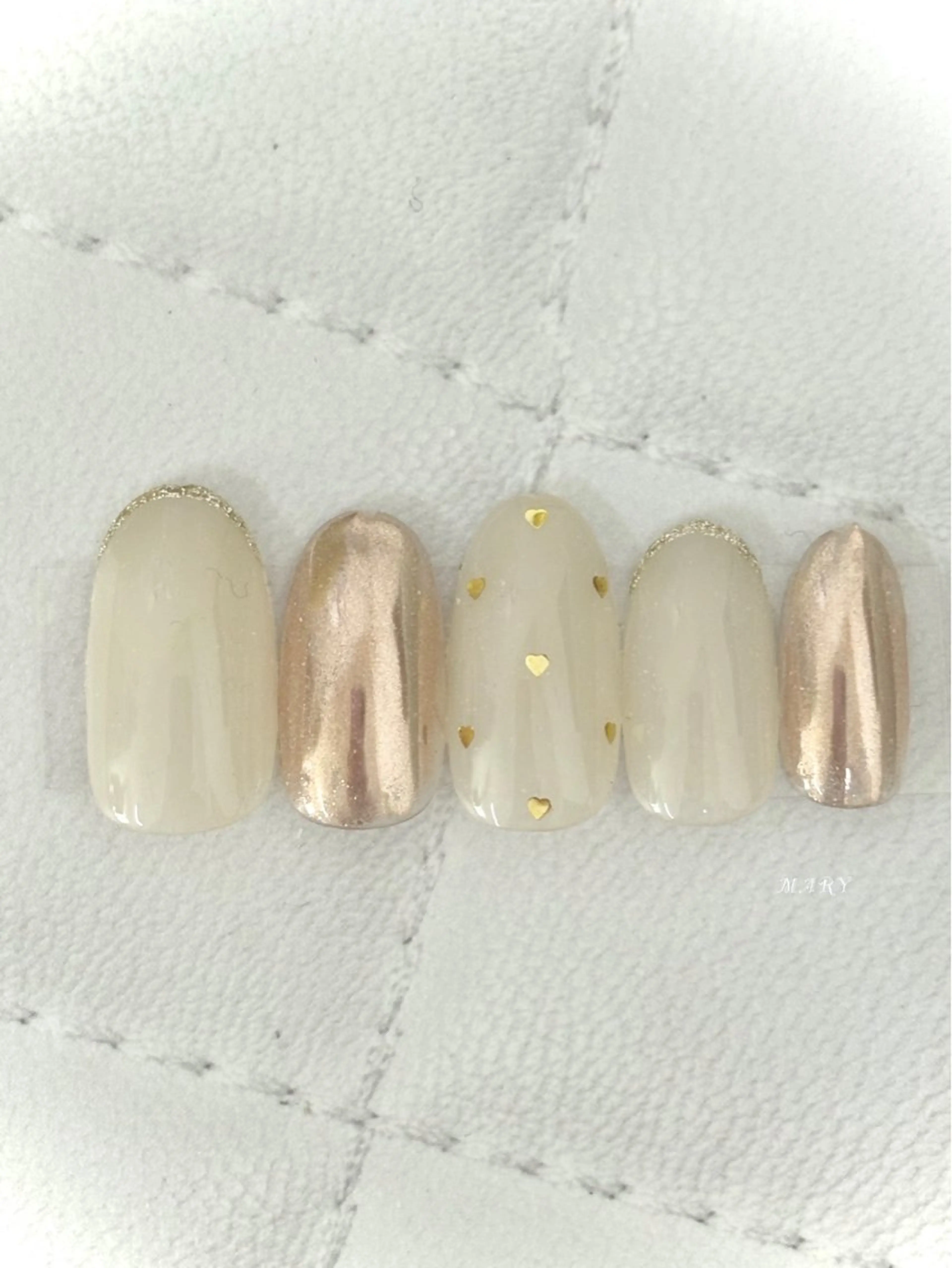 ネイル ゴールド ハート ミラーネイル ニュアンスネイル ワンカラーネイル ハンドネイル Mary nail .narumiのネイルデザイン