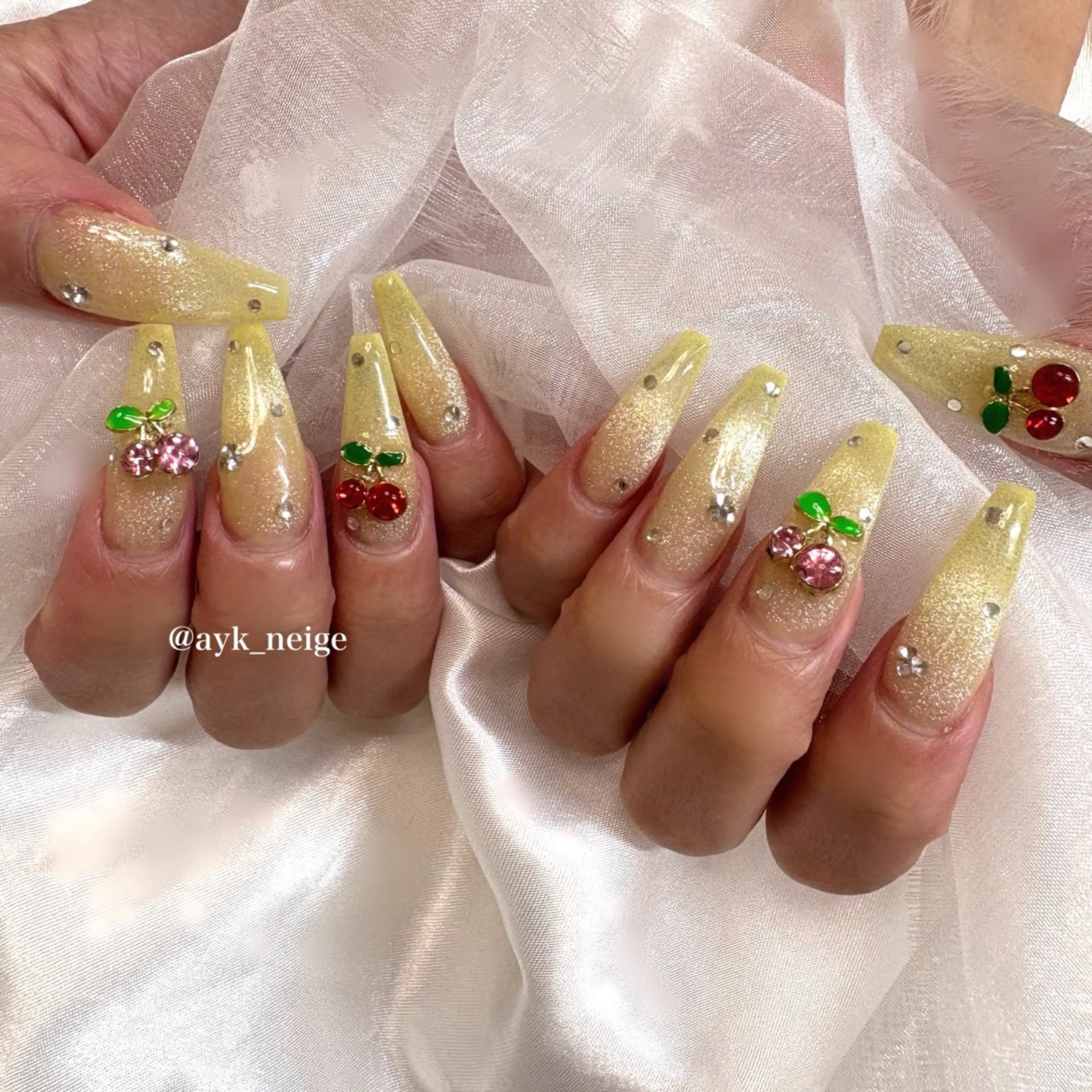 ネイル フットネイル キラキラネイル 韓国ネイル リボン シンプルネイル n'eige nail所属・大谷 綾香のネイルデザイン