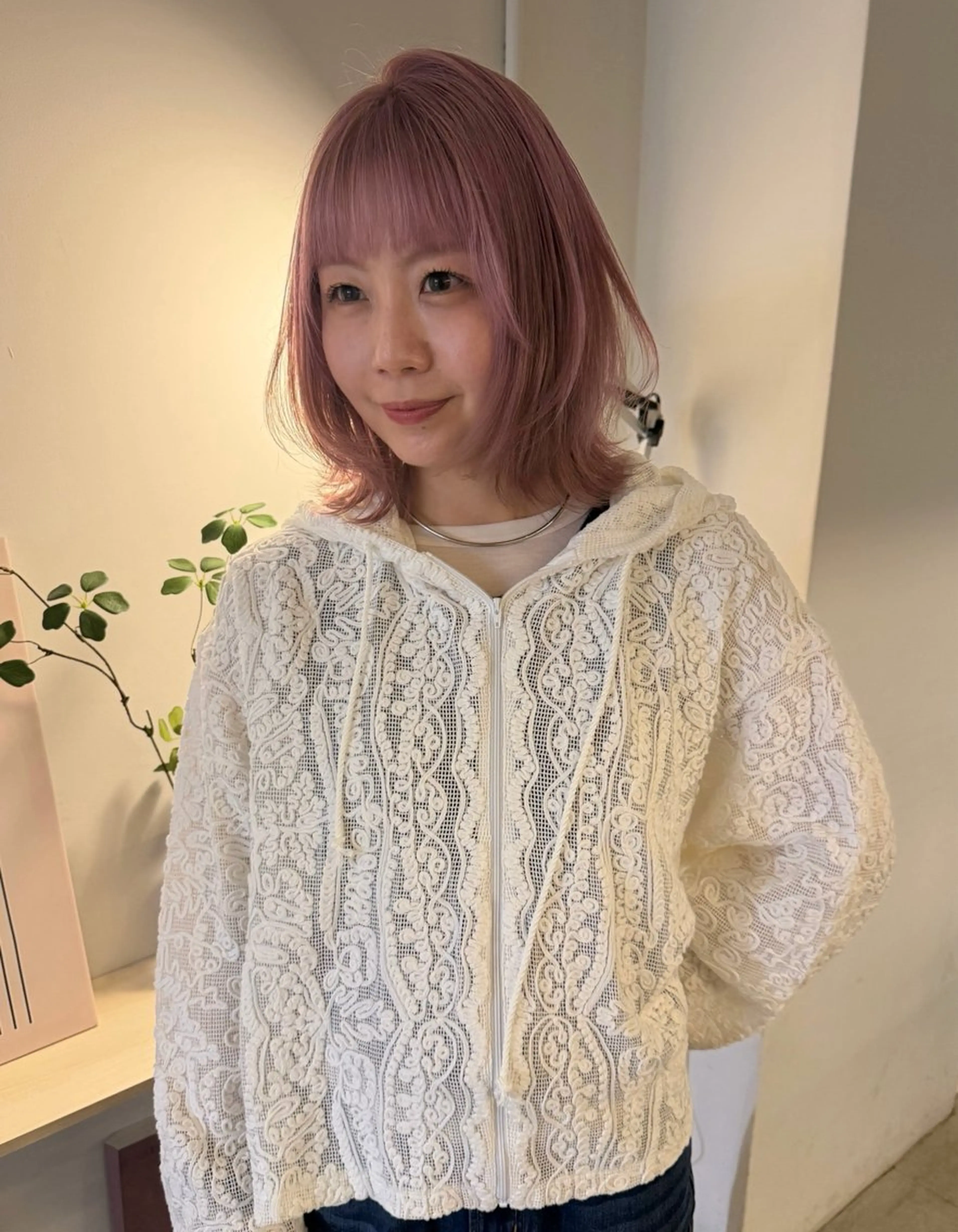 ミディアム カラー ベージュカラー ブリーチ ブロンド ケアブリーチ ハイトーンカラー カット ヘアカラー トリートメント MIU/ルーツカラー 顔まわりレイヤーのヘアスタイル