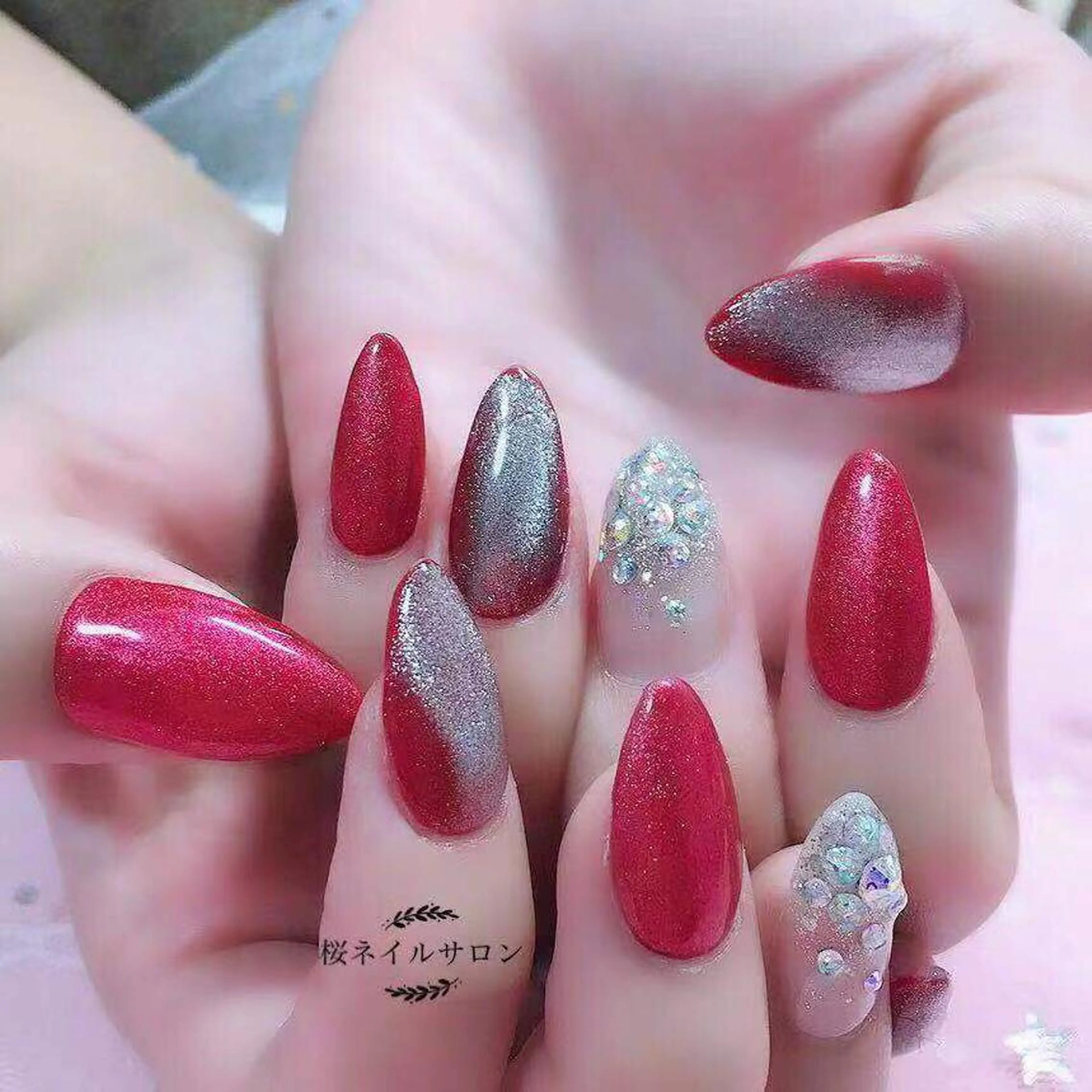 ネイル マグネットネイル 赤色 MoonNail ユリ🌸のネイルデザイン