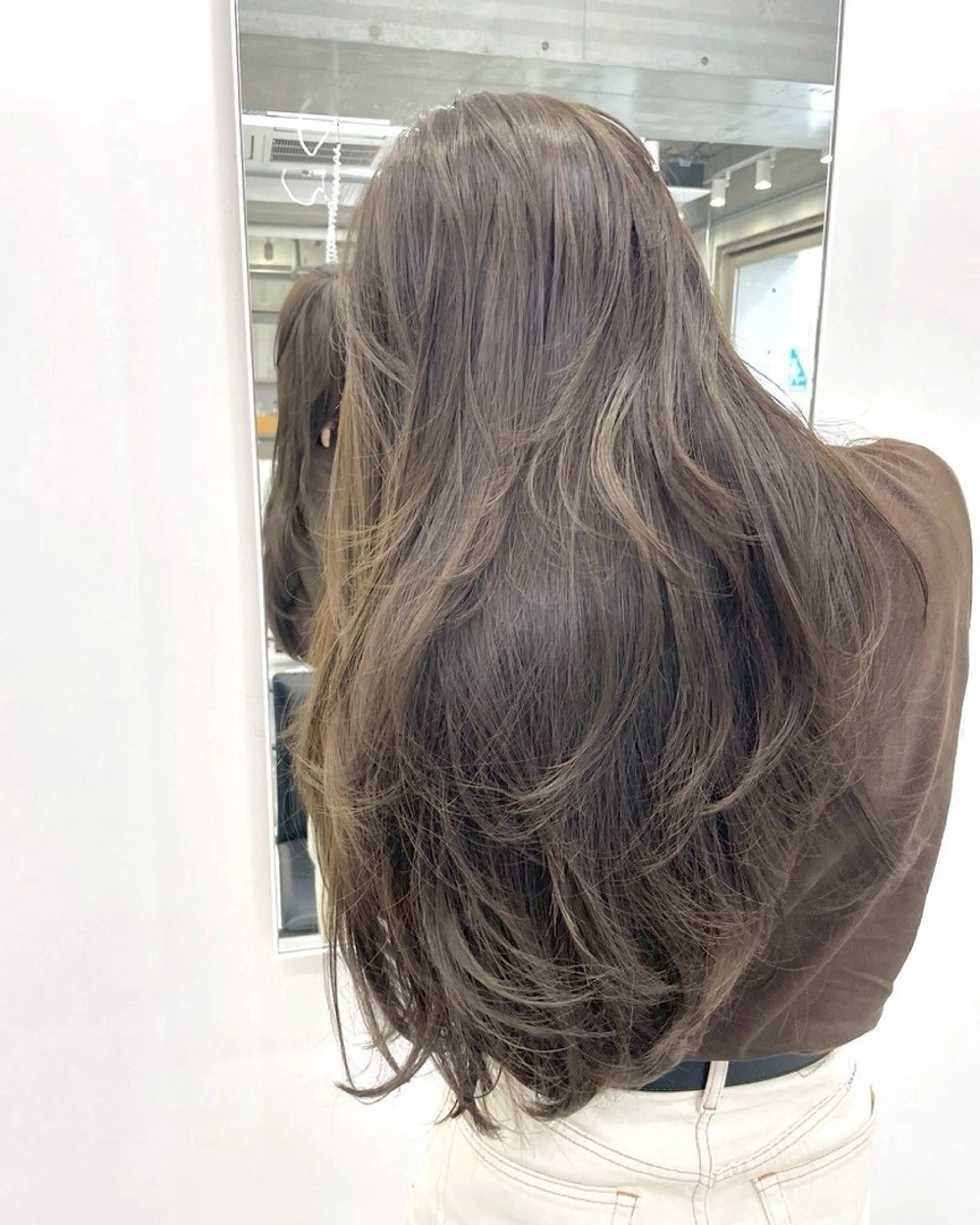 ロング カラー ベージュカラー オリーブベージュ レイヤーカット トリートメント カット ヘアカラー トリートメント 國井 廉のヘアスタイル