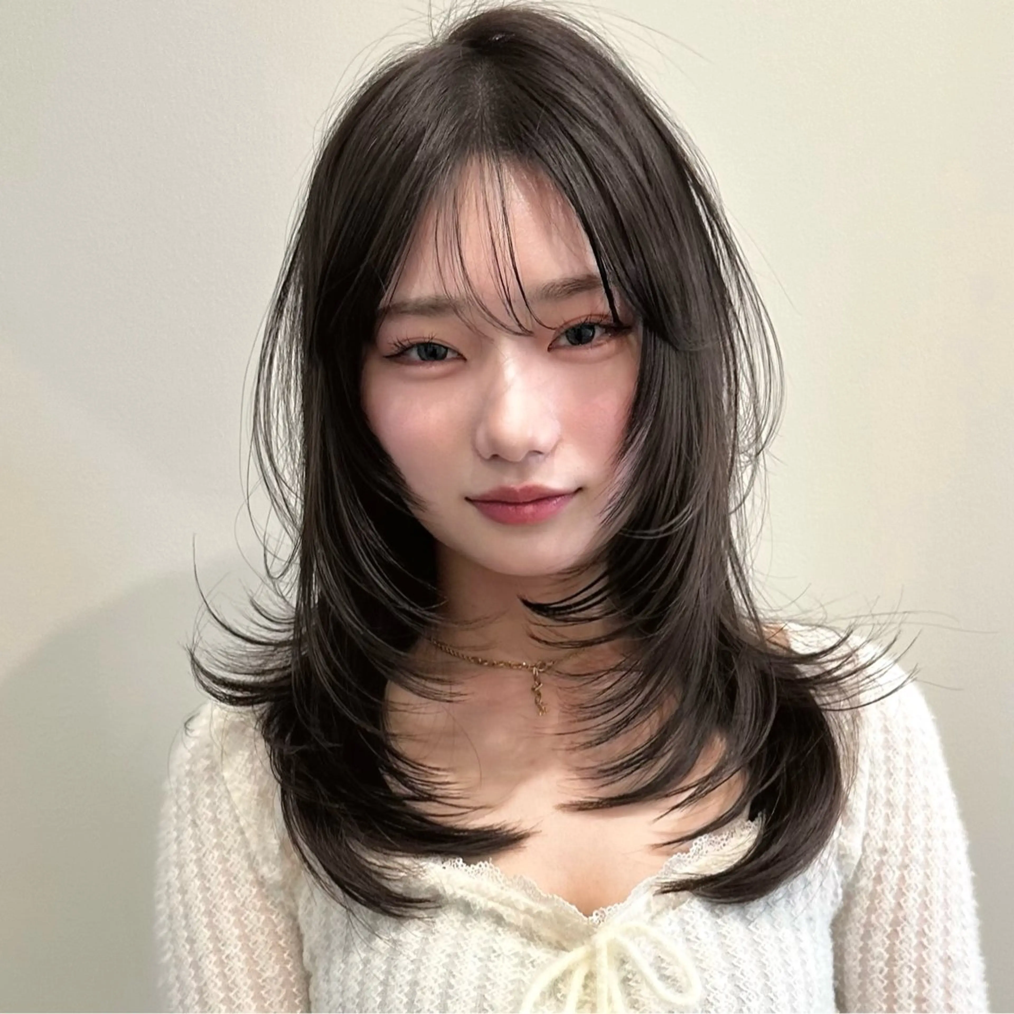 ミディアム カット ヘアカラー トリートメント 🌹ハッシュカット、 レイヤー韓国ヘア🌹のヘアスタイル