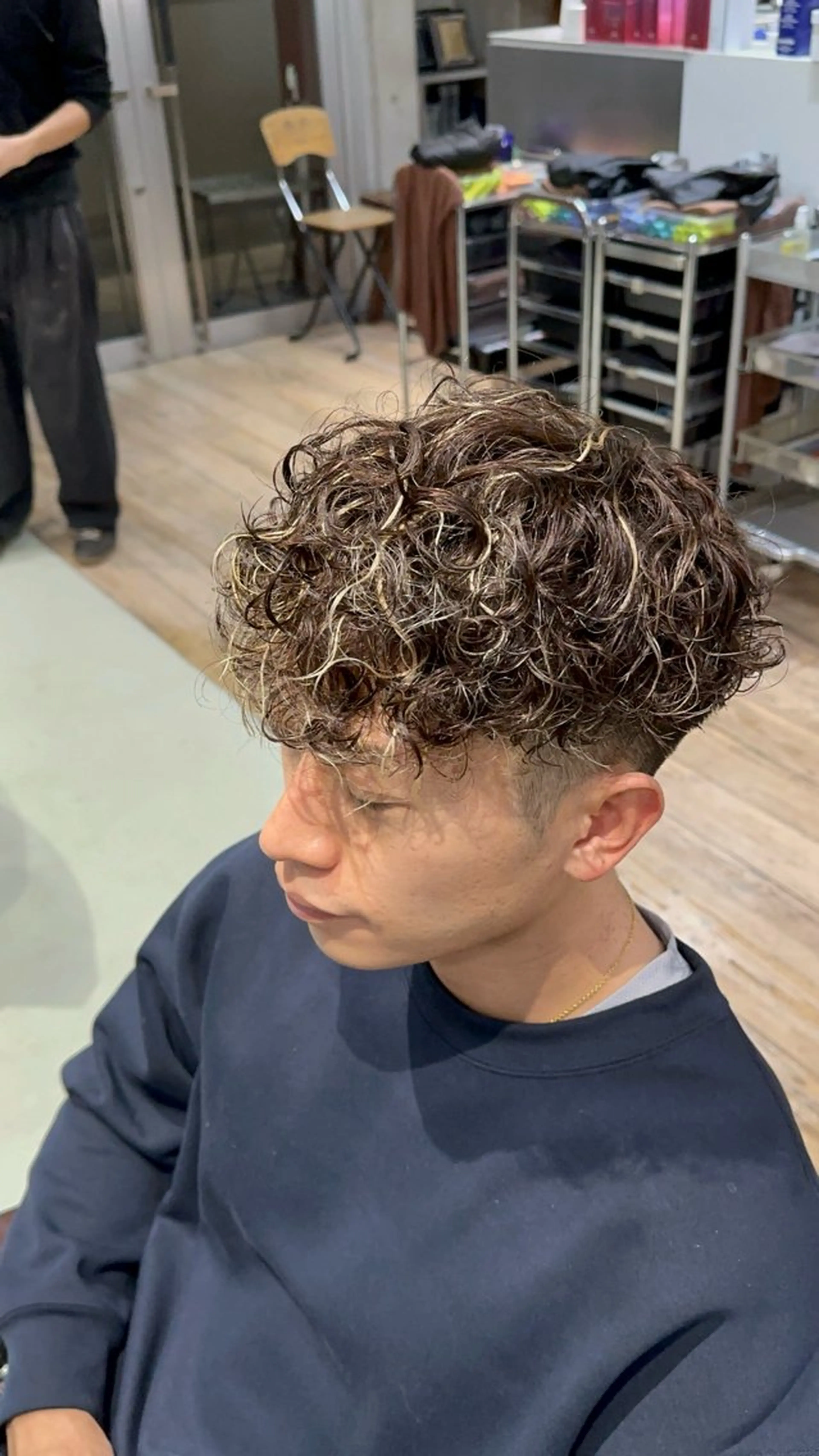 カラー パーマ メンズ メンズハイライト スペインカール ブラウンカラー ハイライトカラー カット パーマ fifth原宿 宮部蓮のヘアスタイル
