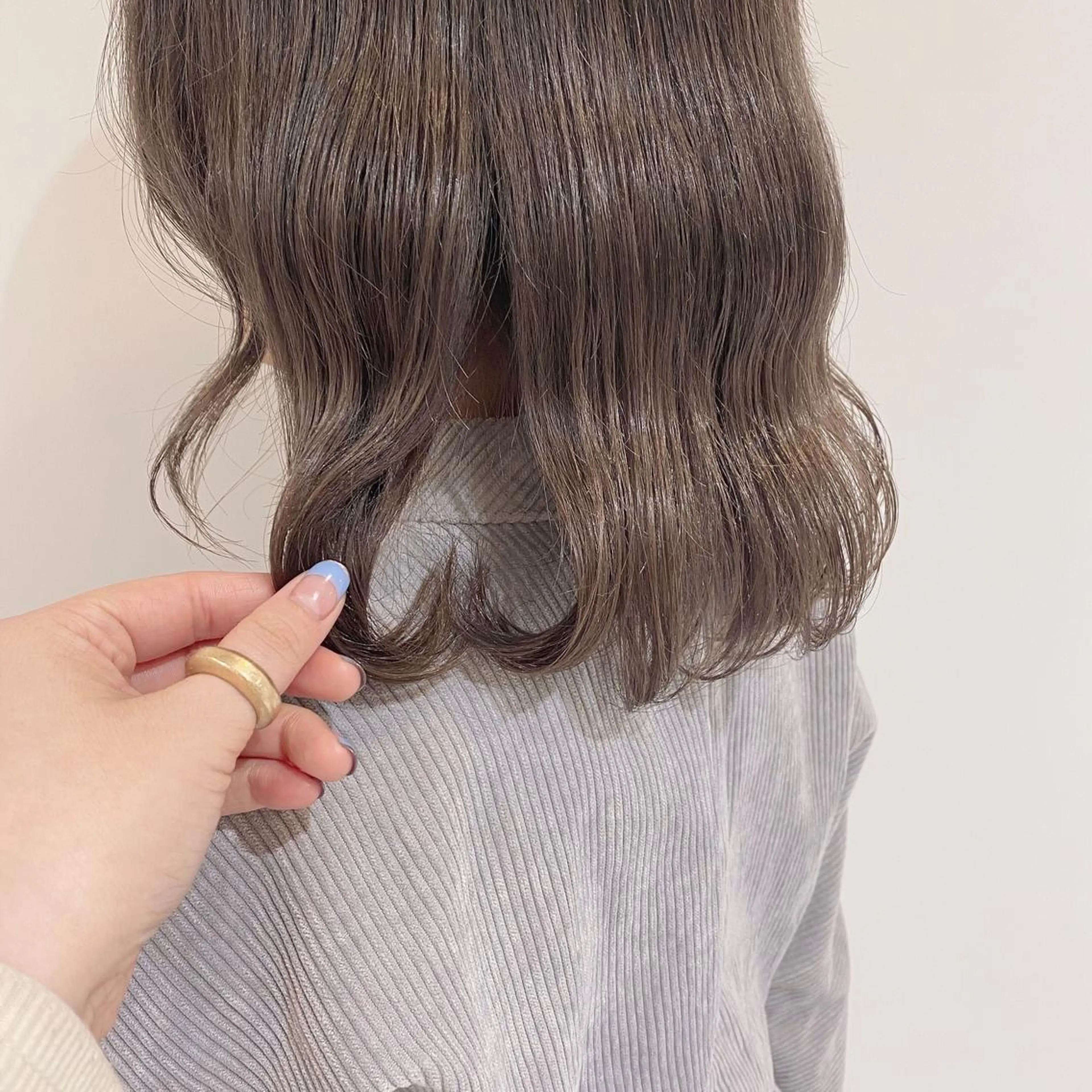 ミディアム カラー ヘアアレンジ ブリーチ キダアヤカ/ 梅田/ベージュカラーのヘアスタイル