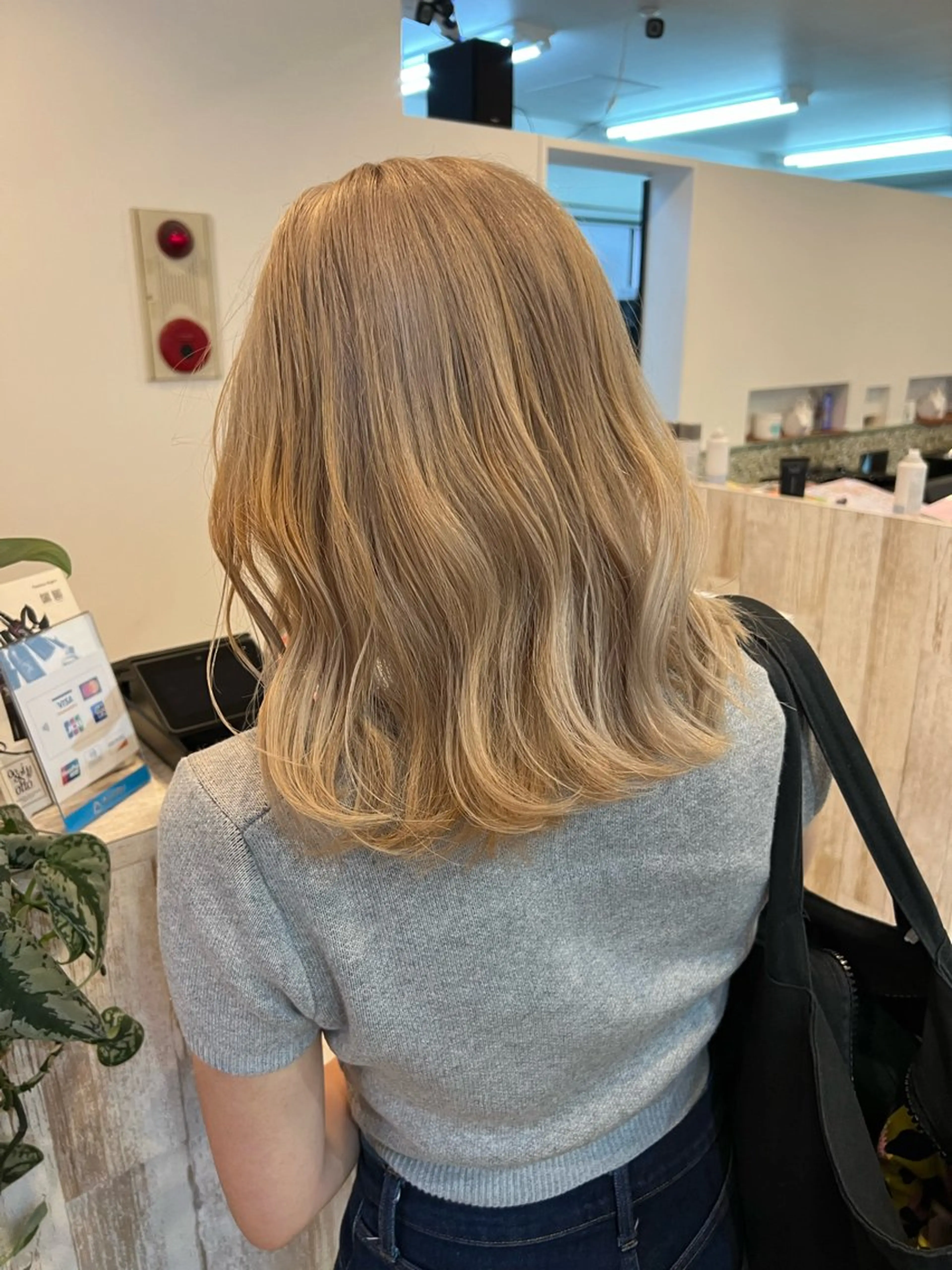 ミディアム カラー ベージュカラー ミルクティーベージュ ヘアカラー トリートメント ブリーチ特化 梅田本多翔のヘアスタイル