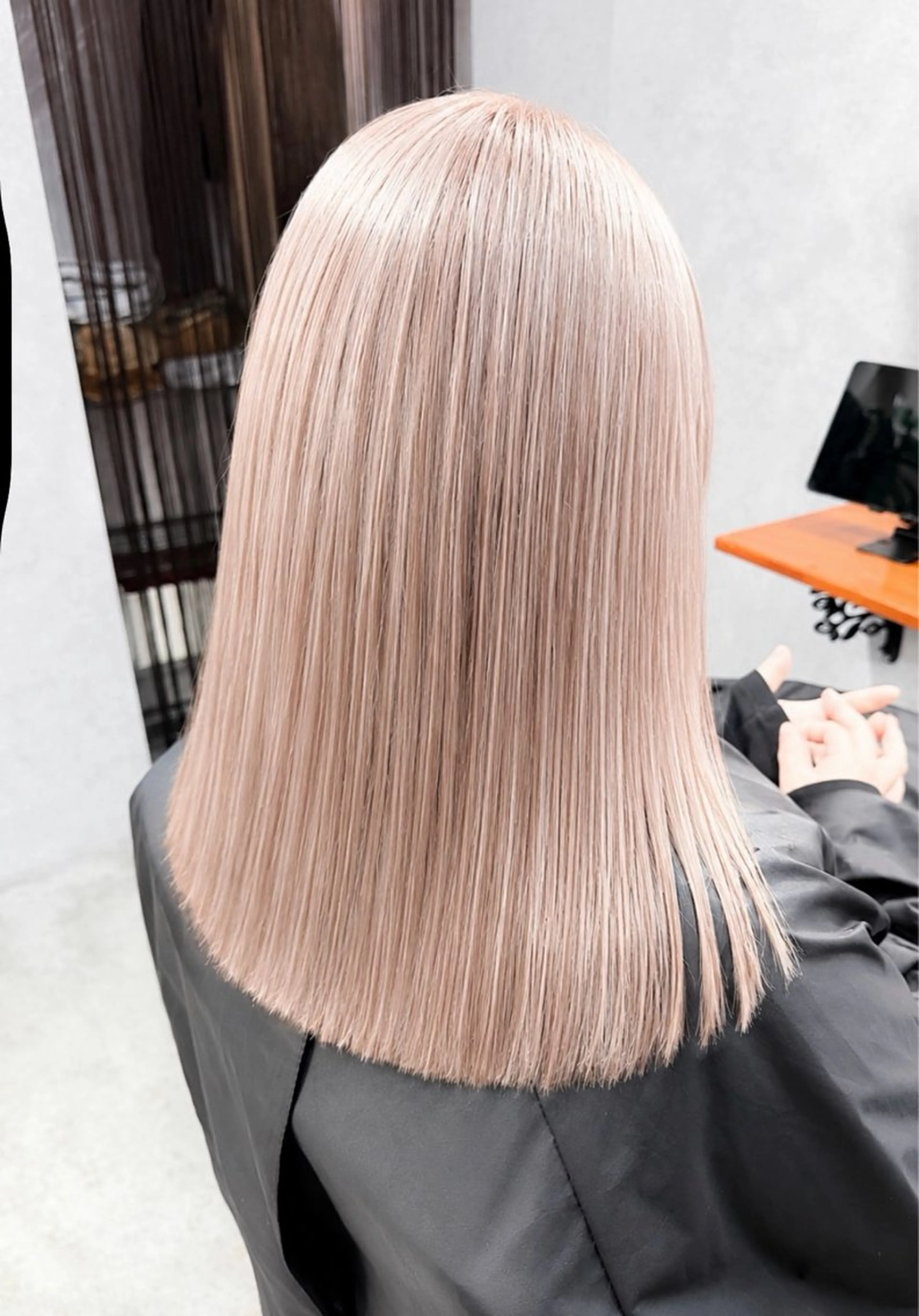 セミロング カラー ベージュカラー ミルクティーベージュ カット ヘアカラー C'LD Hair トモヤのヘアスタイル