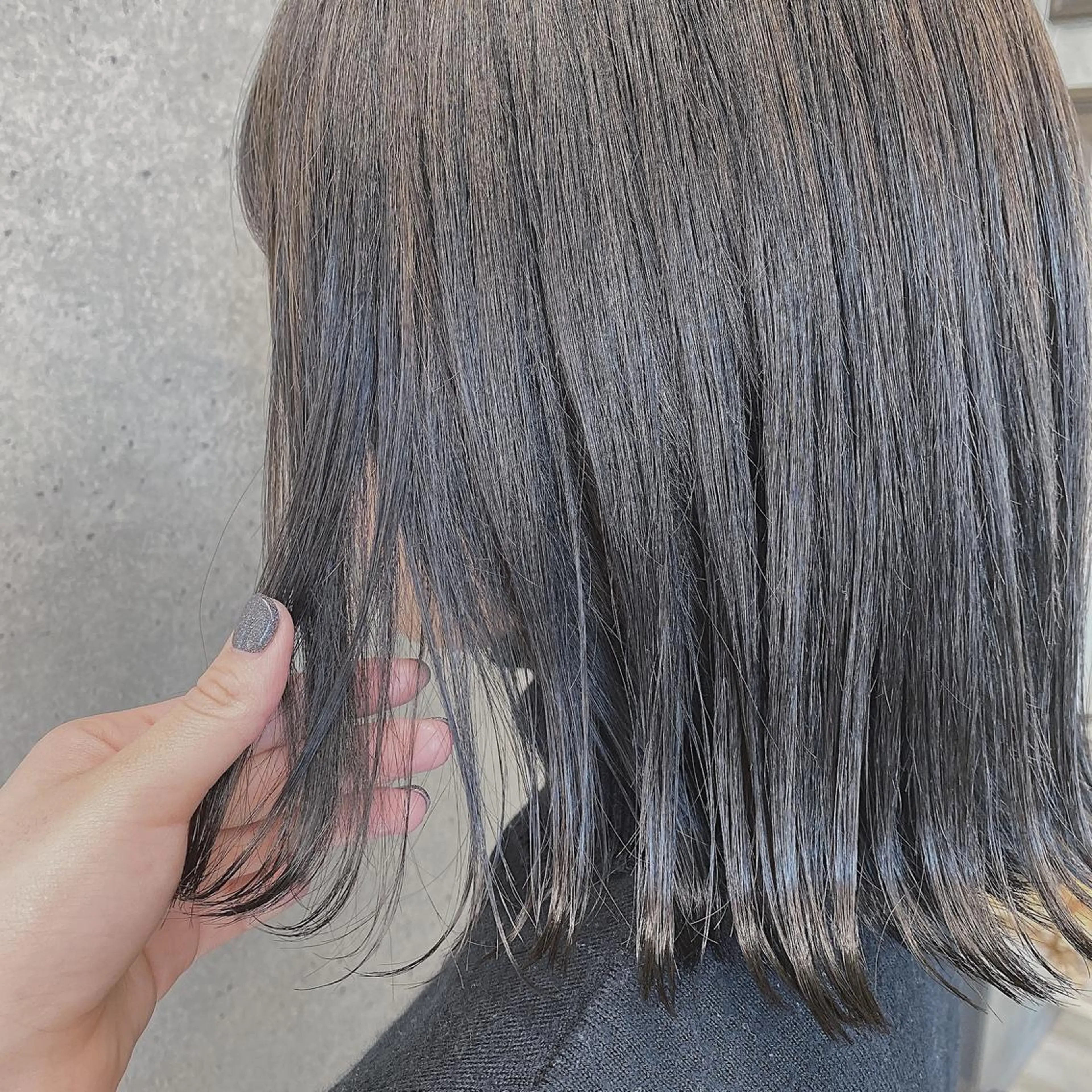 ミディアム カラー アディクシーカラー アッシュ シルバー カット ヘアカラー トリートメント wakana 【ブリーチカラー】のヘアスタイル