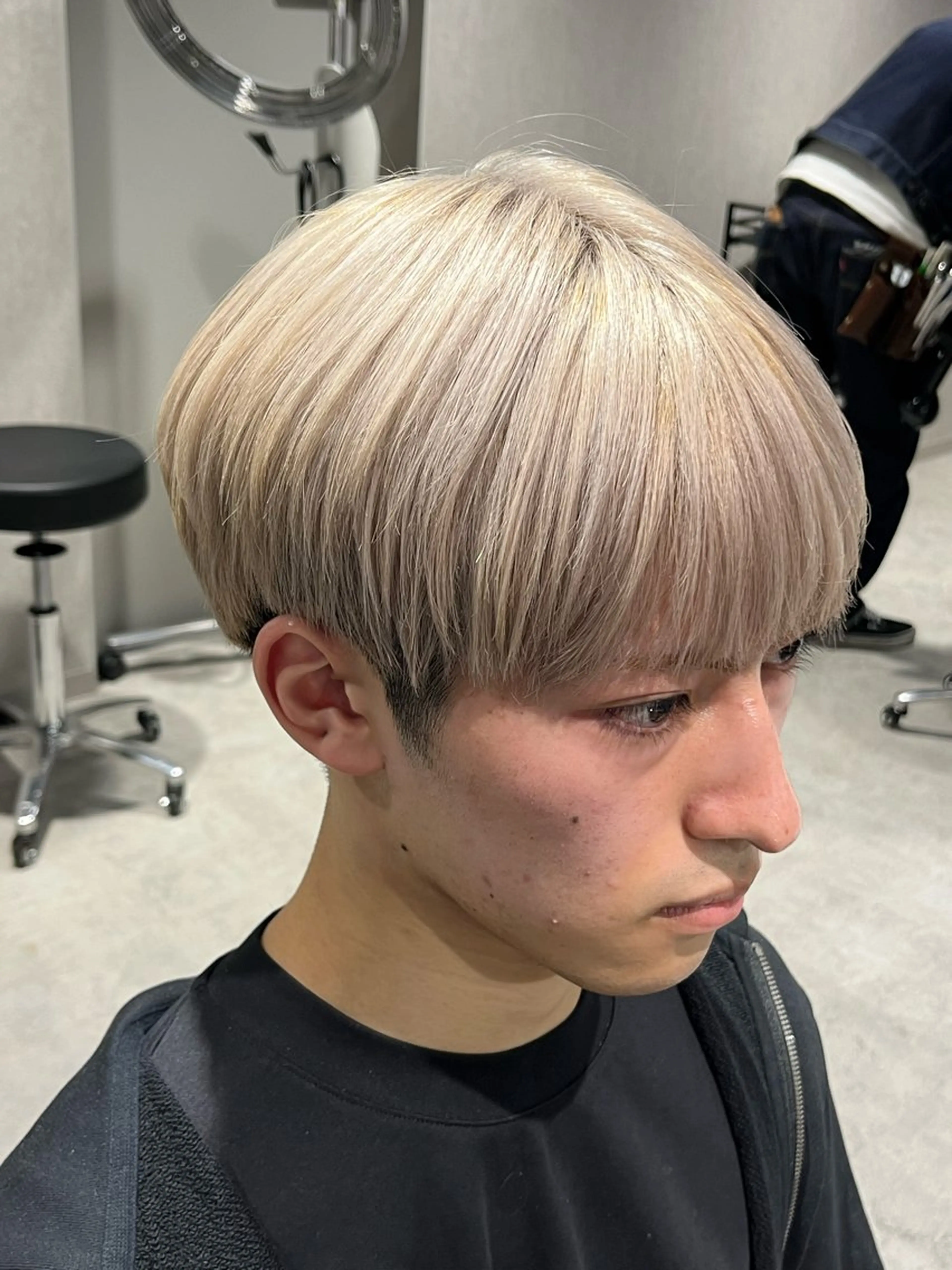 ショート カラー メンズ メンズブリーチ マッシュ ツーブロック 刈り上げ ベージュカラー カット ヘアカラー トリートメント 【メンズ縮毛矯正/ Ryoka】のヘアスタイル