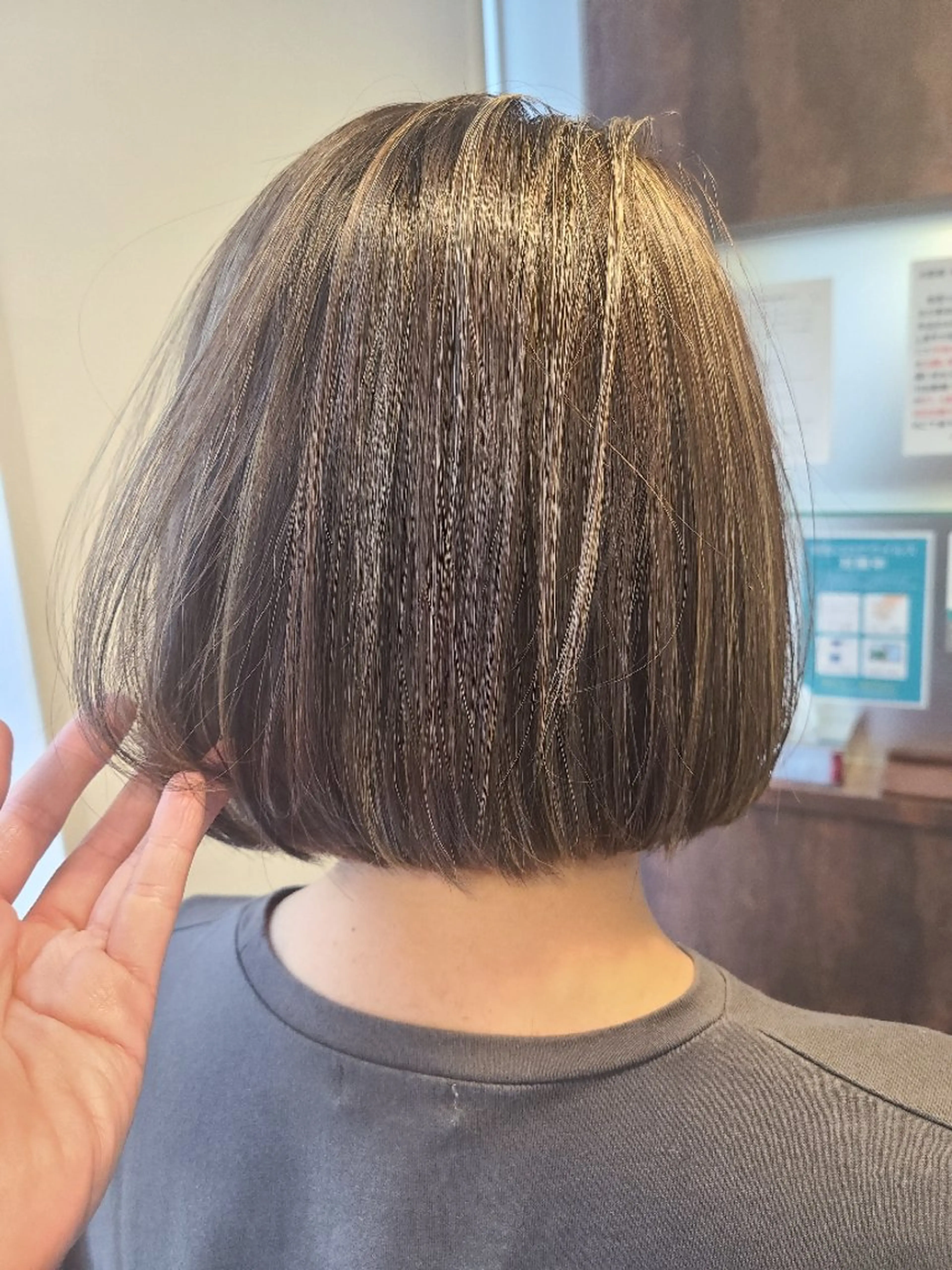 ショート 艶髪／オリーブ系／ 肌が綺麗に見えるお色のヘアスタイル