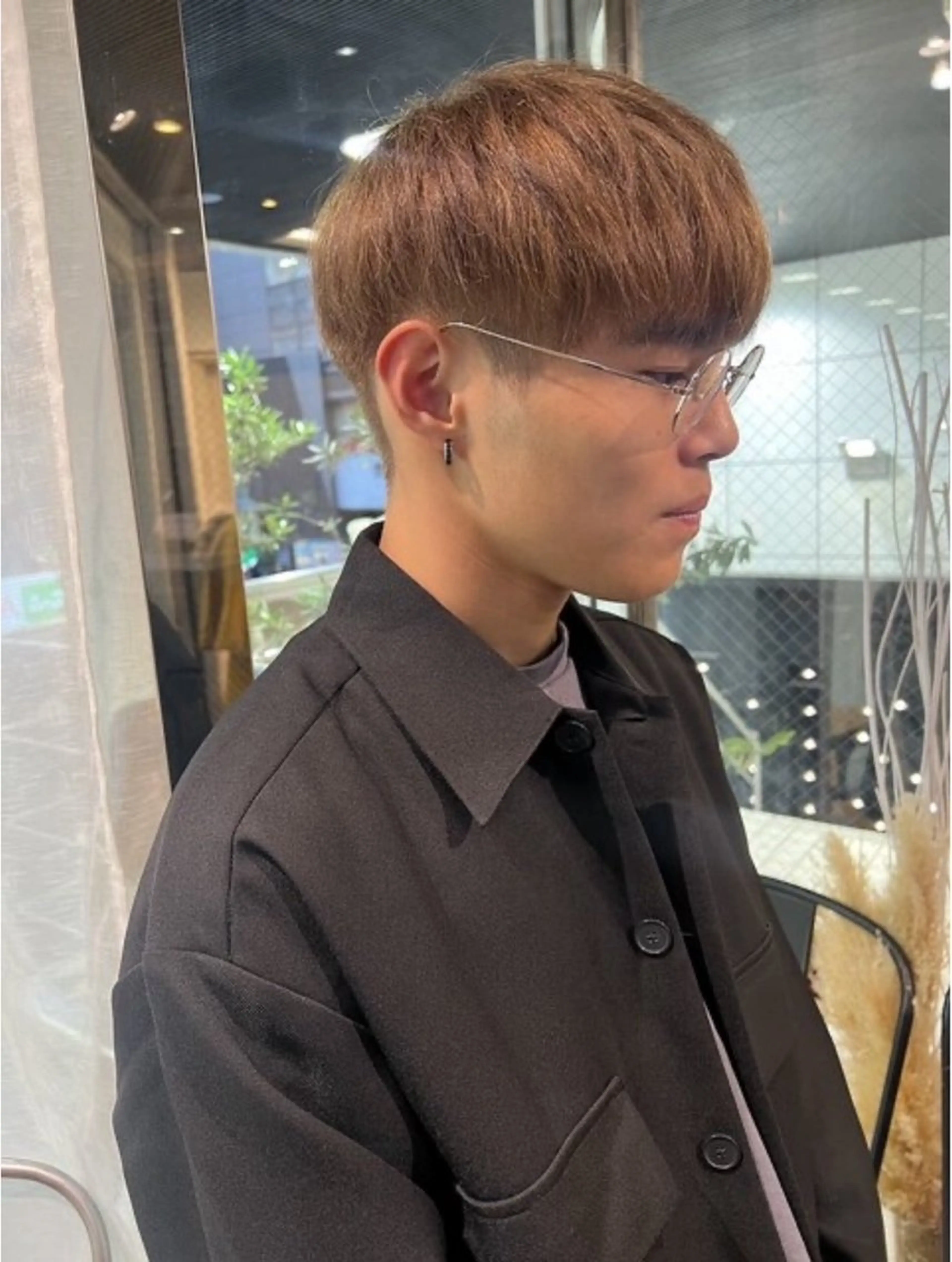 ショート メンズ メンズブリーチ センターパート メンズインナーカラー メンズ韓国風 マッシュ カット 髪質改善　ネイル コトミ🐸のヘアスタイル