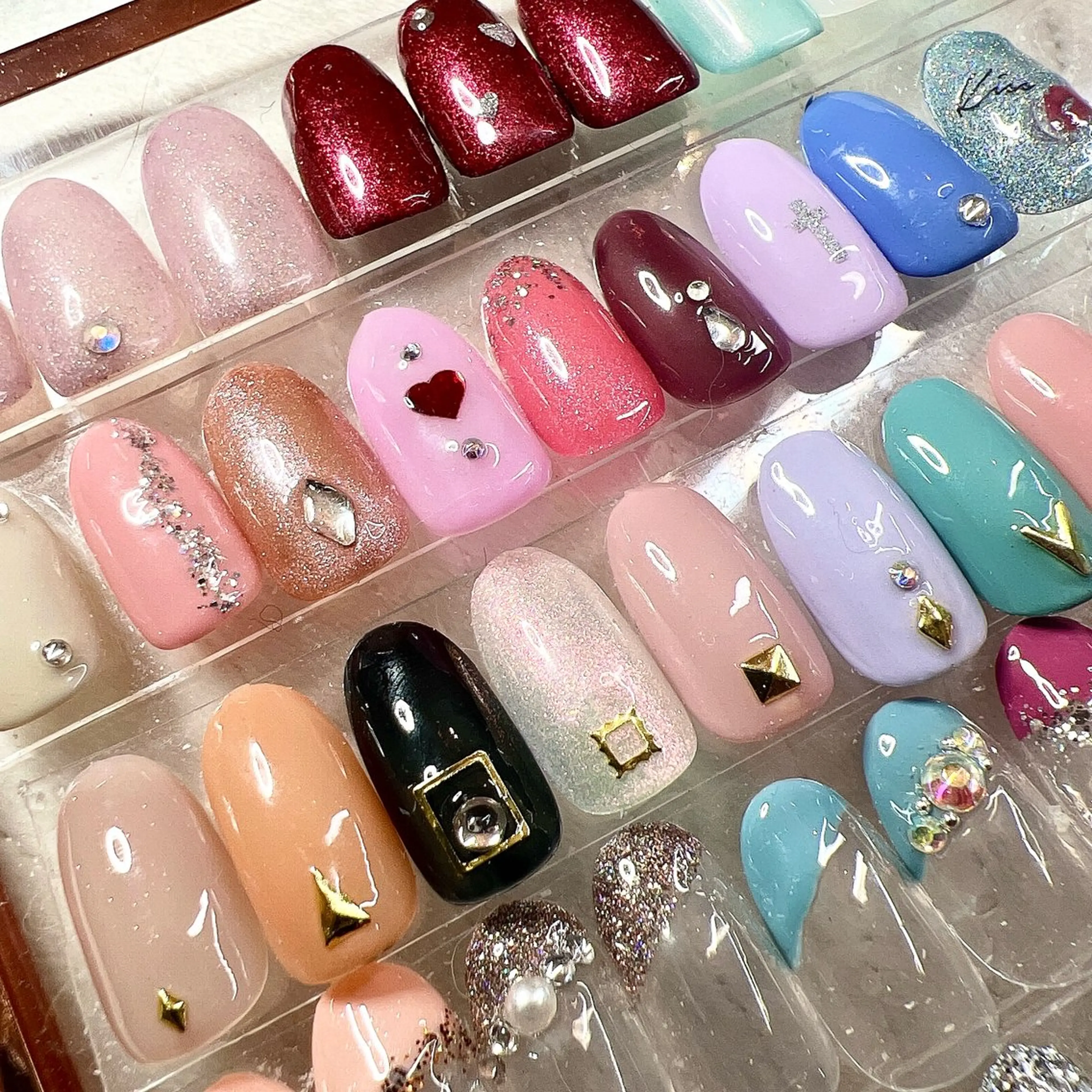 ネイル ワンカラーネイル MIKA／耳ツボ ／マグネットネイルのネイルデザイン