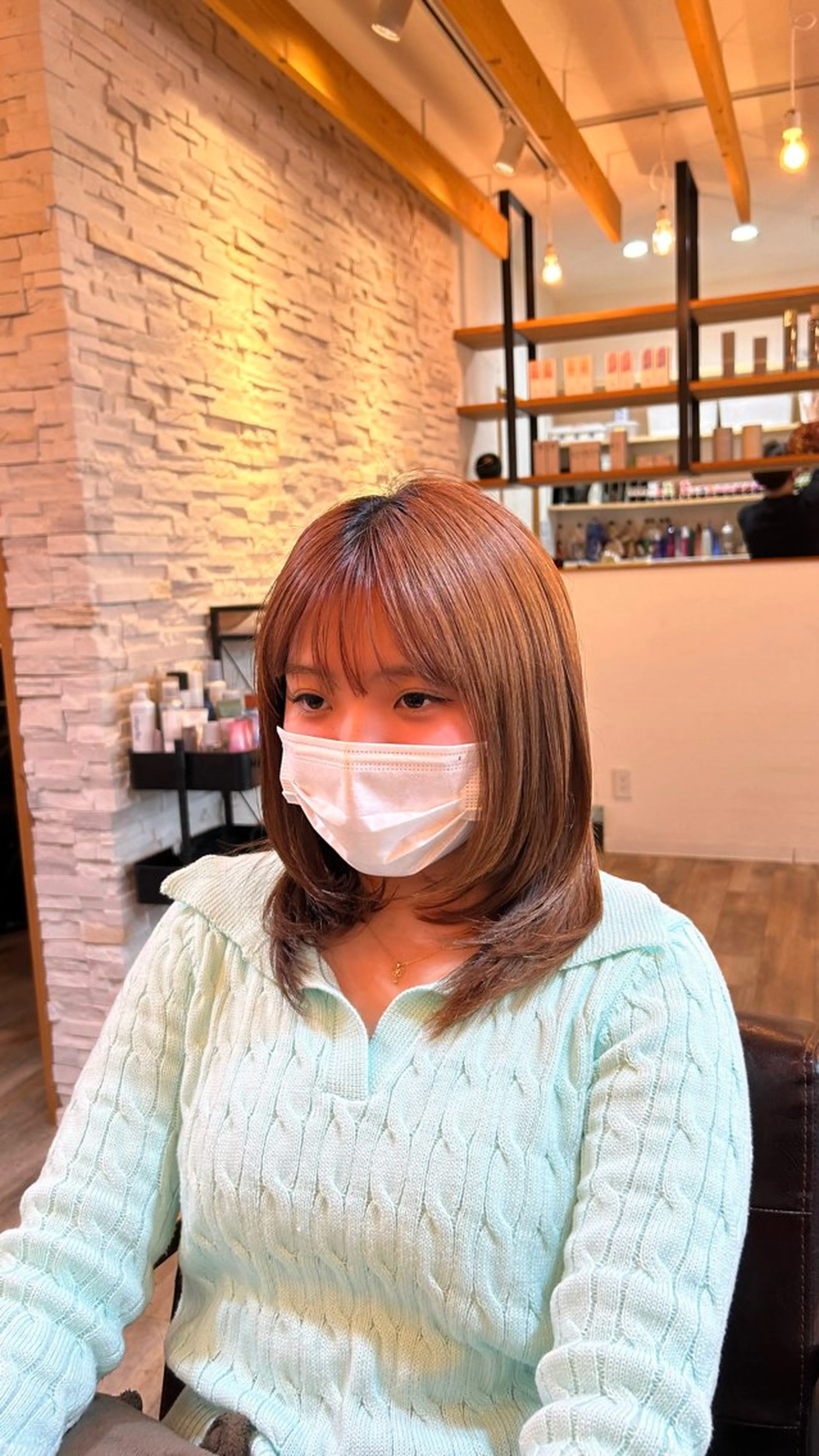 ミディアム レイヤーカット と とのヘアスタイル