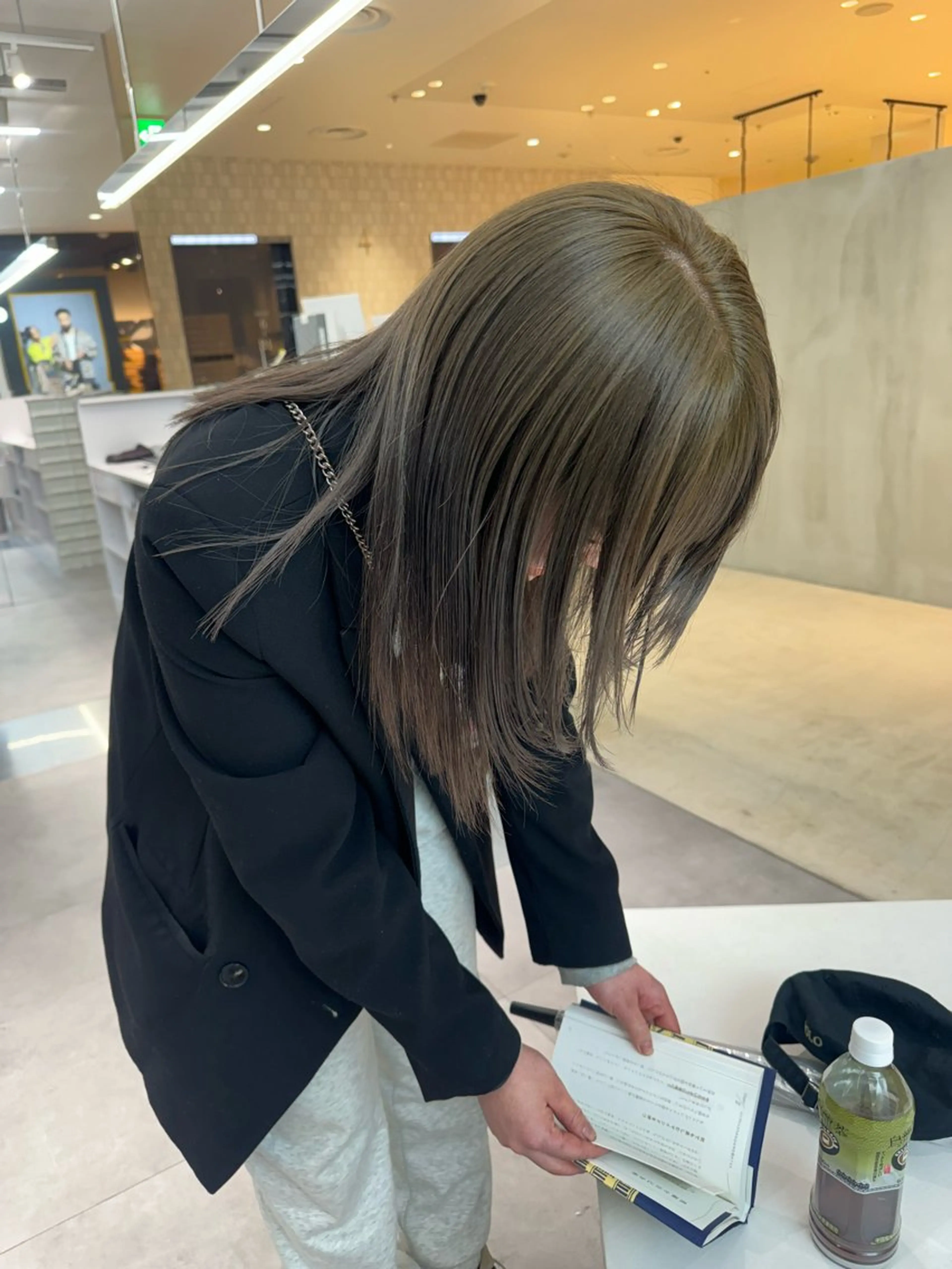 ミディアム カラー mei|顔まわり ×透明感カラーのヘアスタイル