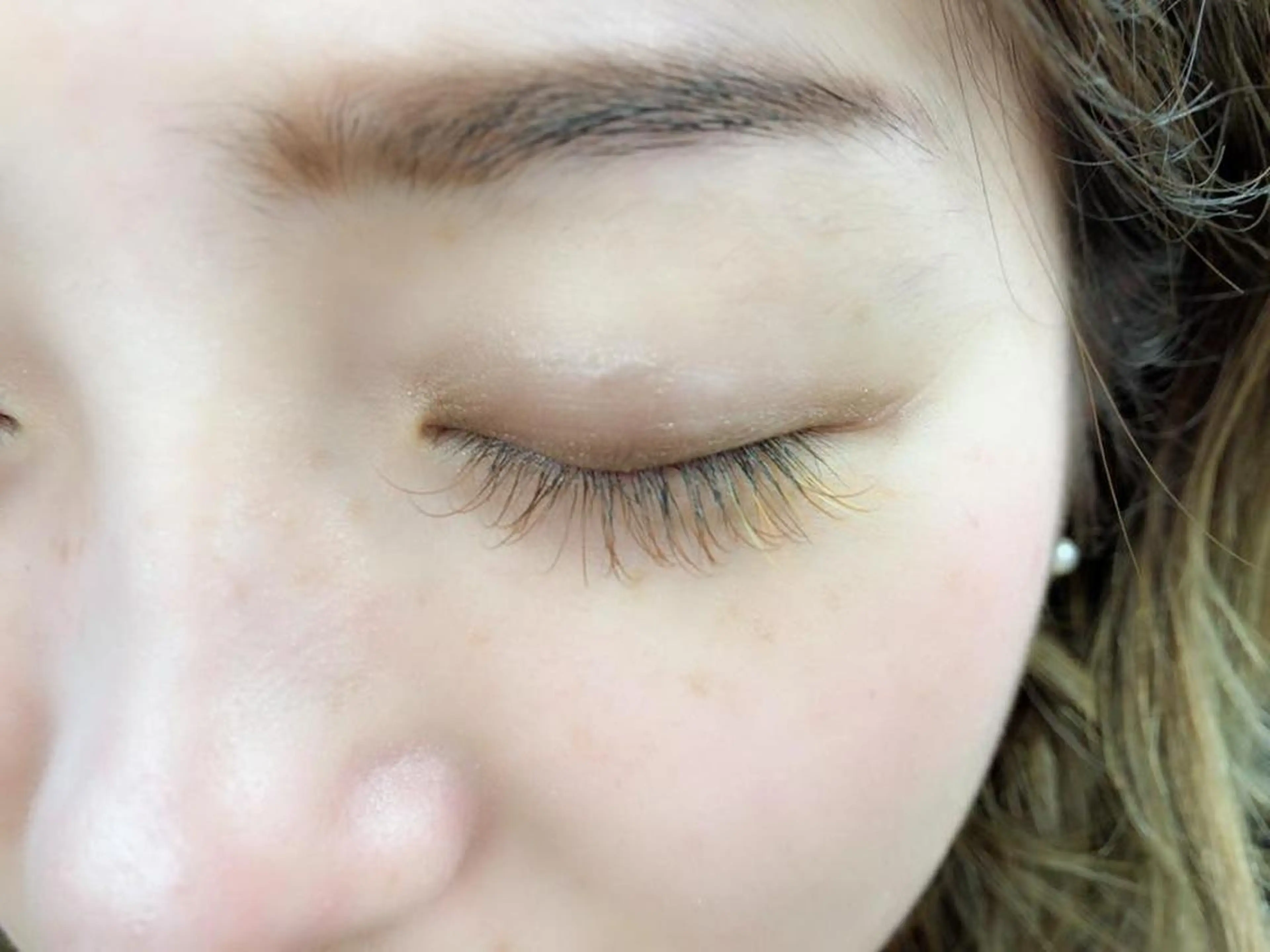 マツエク・マツパ レイヤーカット✖️ 柔らかベージュカラーのヘアスタイル