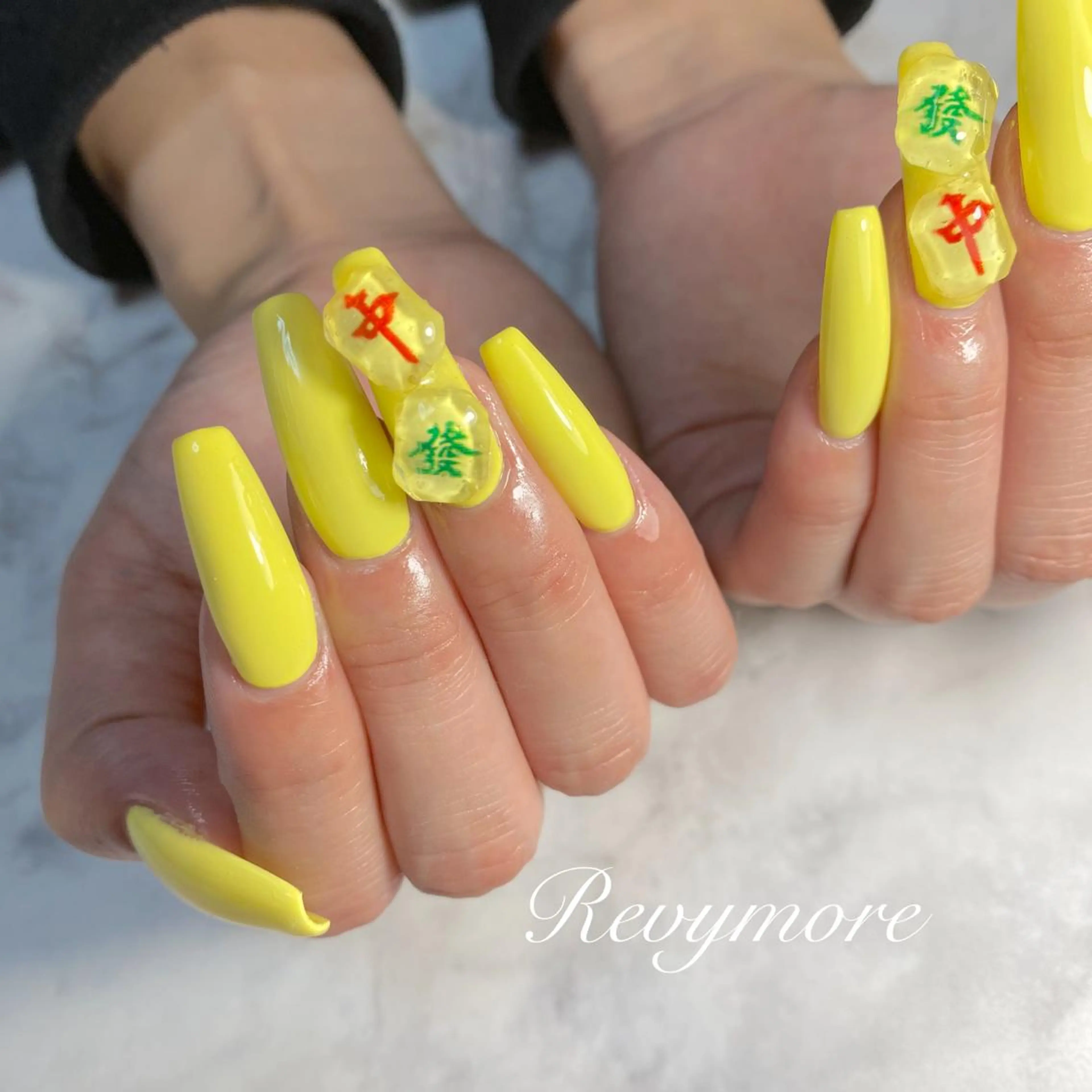 ロング ネイル イエローカラー 韓国風ヘア ジェルネイル キラキラネイル 韓国ネイル nail salon Revymoreのネイルデザイン