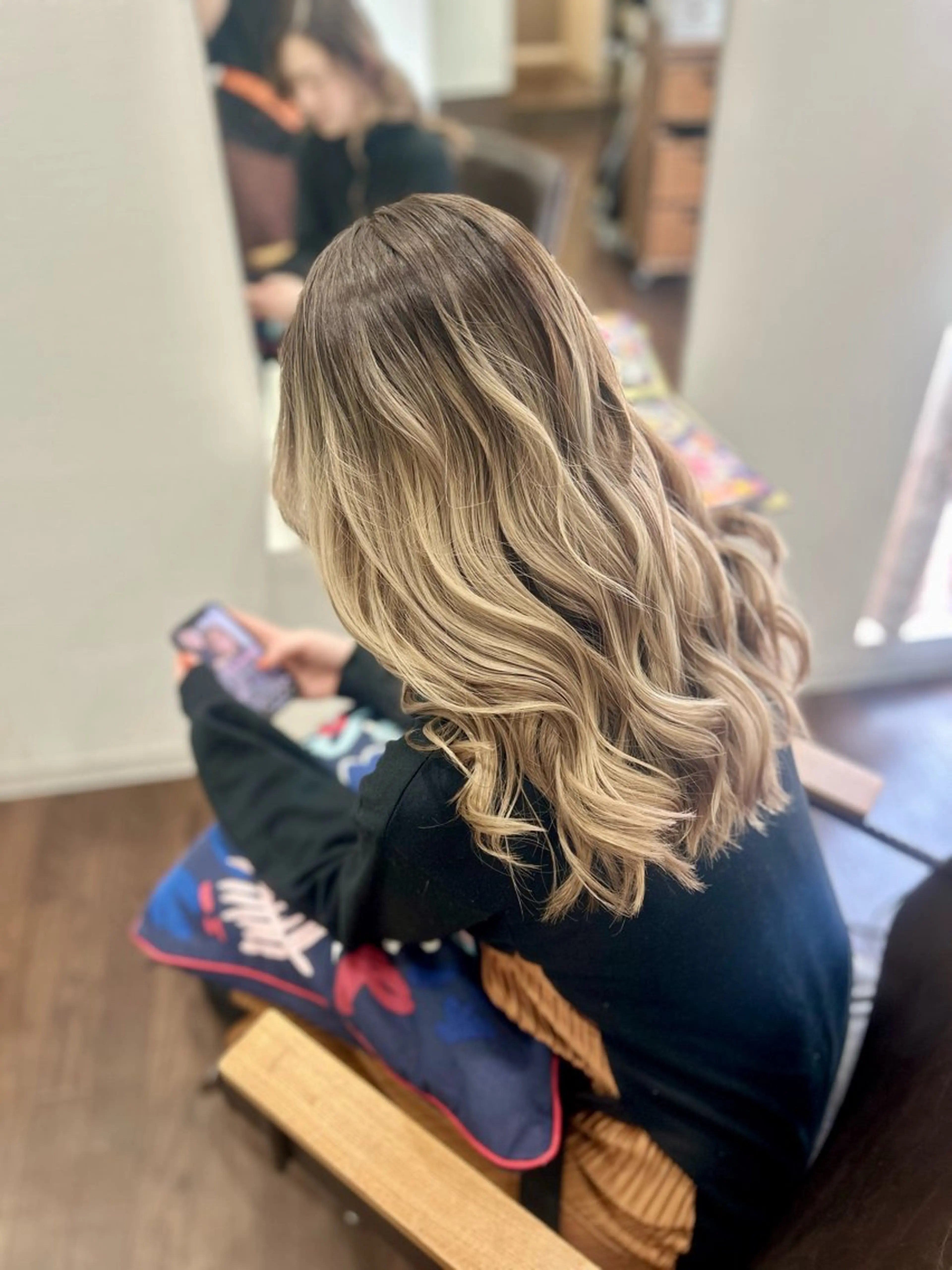 ロング カラー ヘアアレンジ 🤍 minaのヘアスタイル