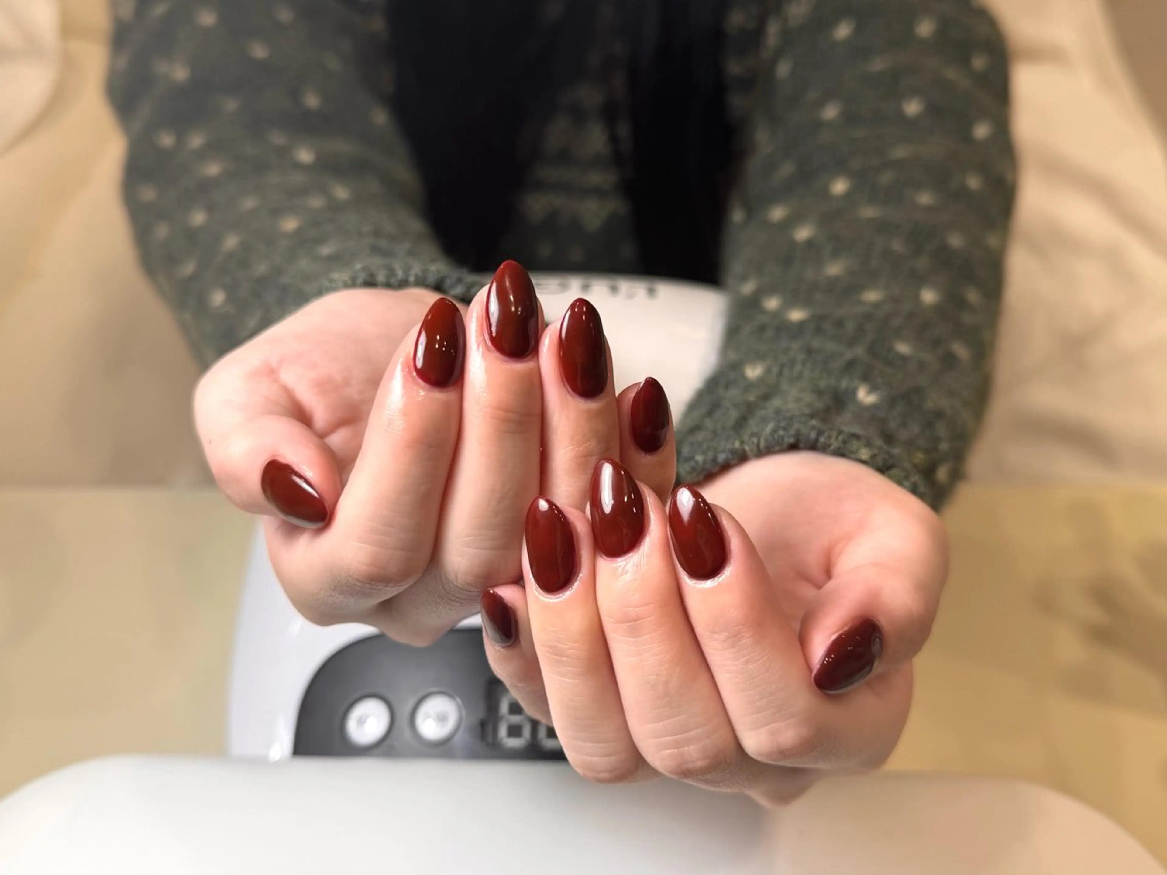 ネイル ボルドー ジェルネイル ワンカラーネイル 赤色 シンプルネイル ハンドネイル ハンドケア チャ ミーのネイルデザイン
