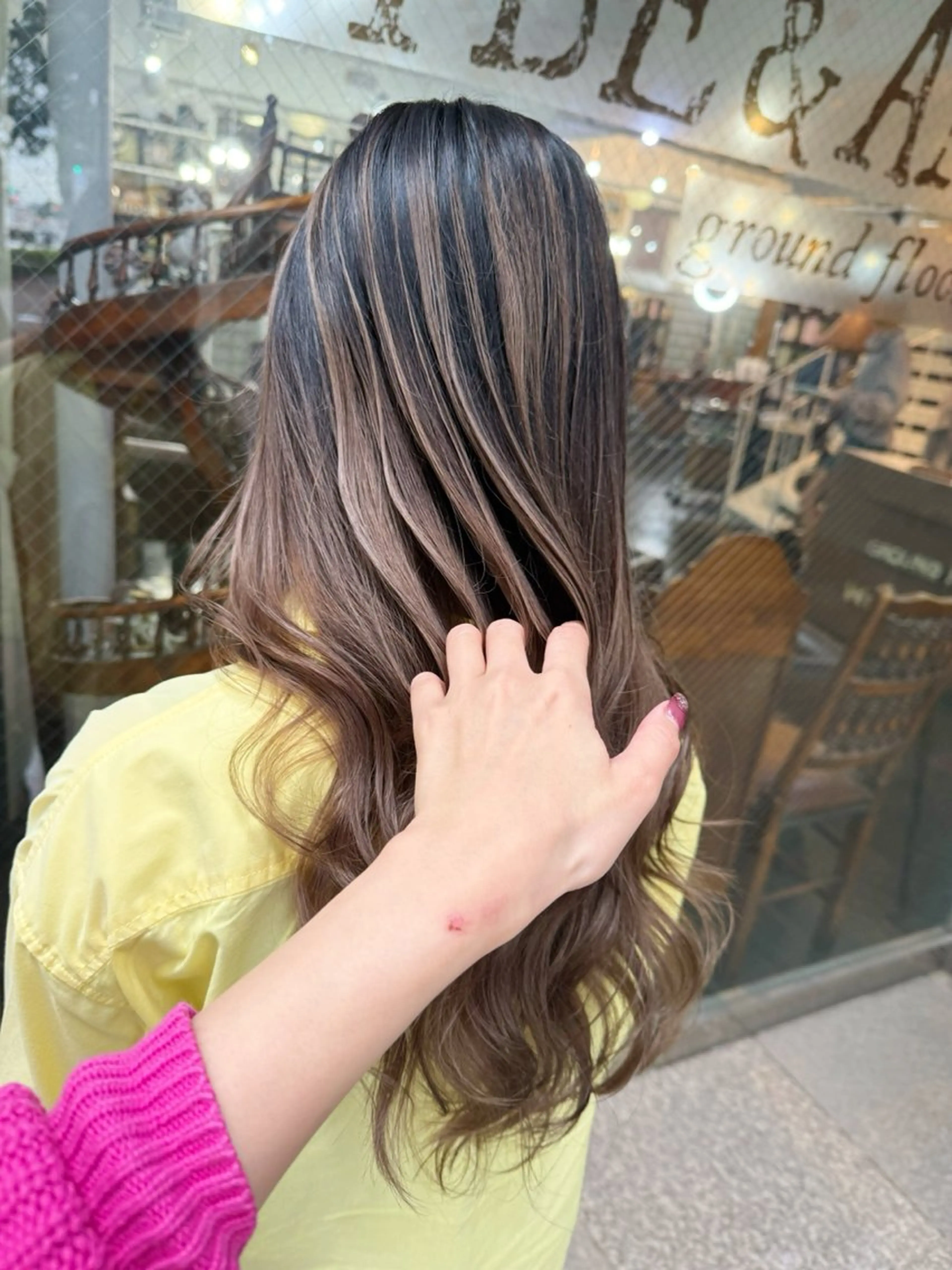 ロング ヘアカラー モモカ/ハイトーン /バレイヤージュのヘアスタイル