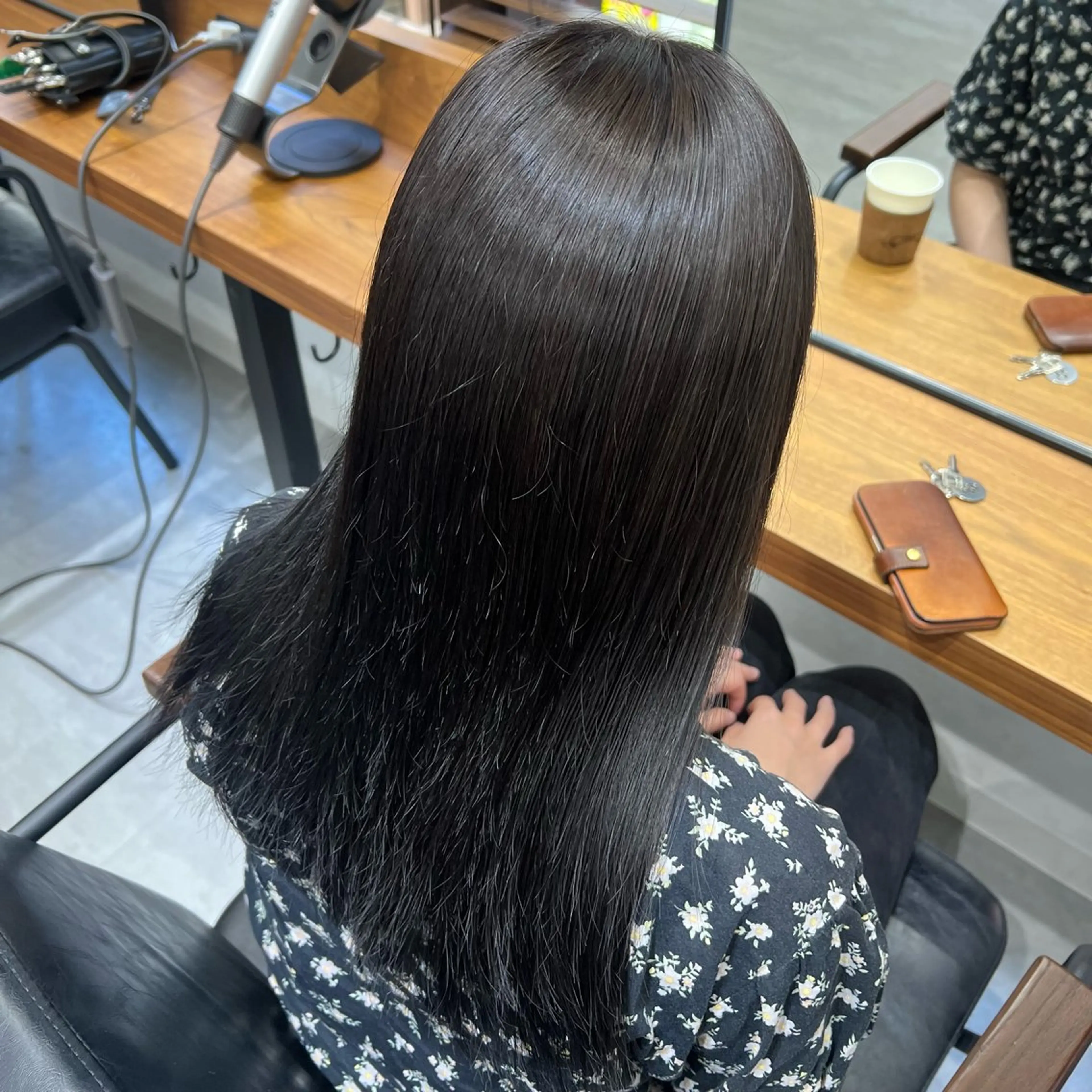 セミロング カラー ブリーチ 透明感カラー ダークグレー ショート/ウルフ カットモデル募集のヘアスタイル