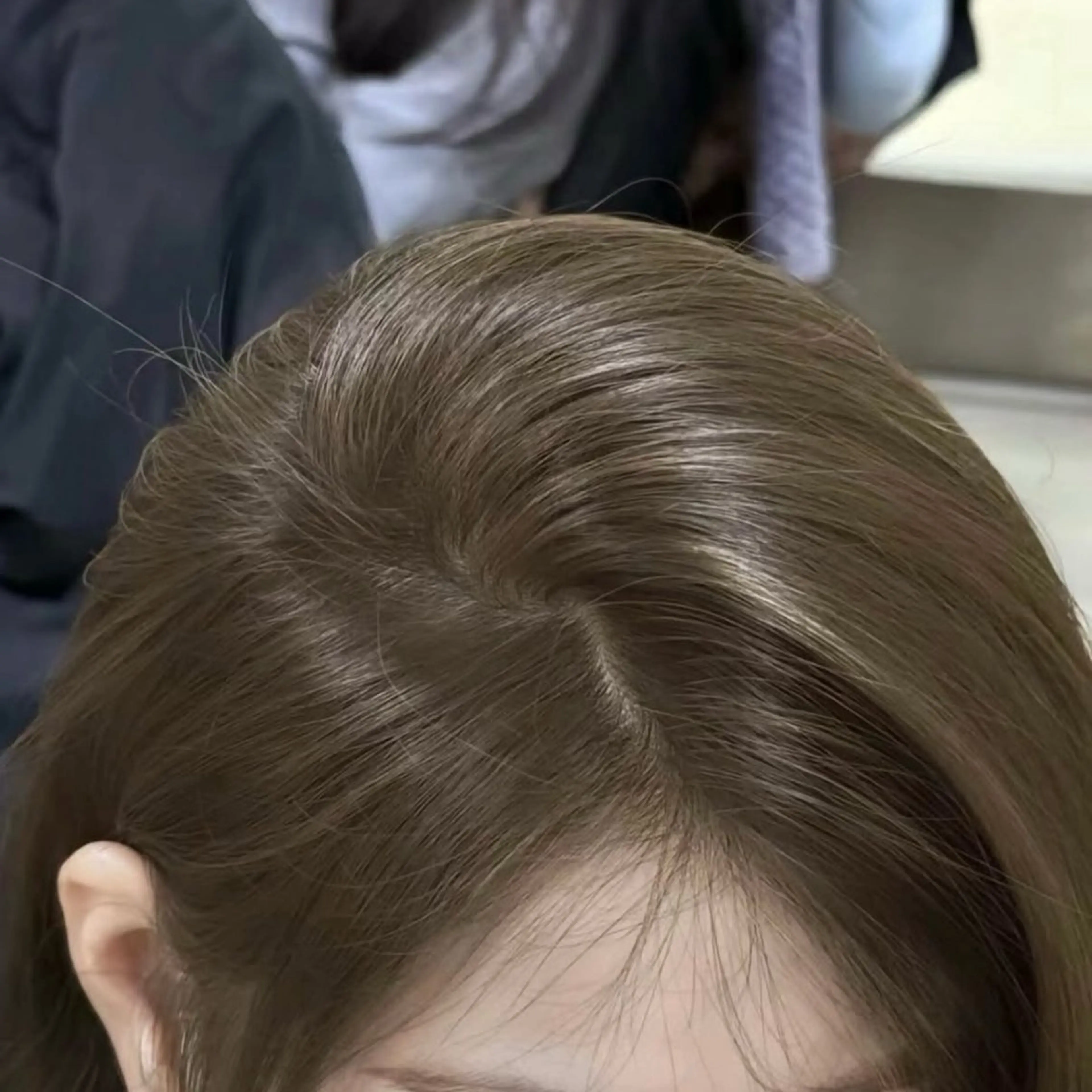 ミディアム カラー ベージュカラー ブリーチ 透明感カラー オリーブベージュ カット ヘアカラー モテ韓国ヘア/ レイヤー🤍RIKAのヘアスタイル