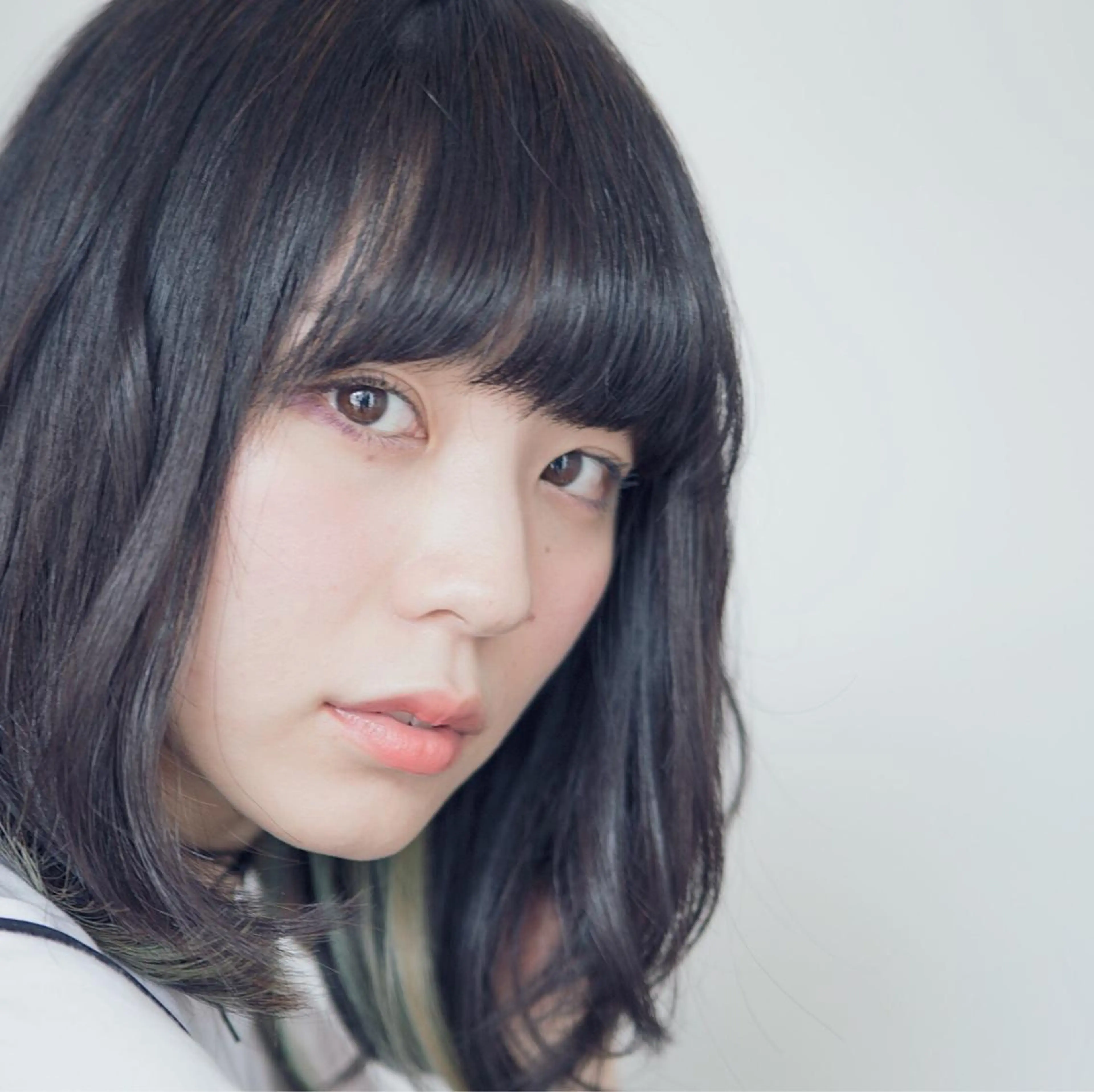 ミディアム カラー パーマ 推し活専用 【派手髪】飯野ゆかりのヘアスタイル