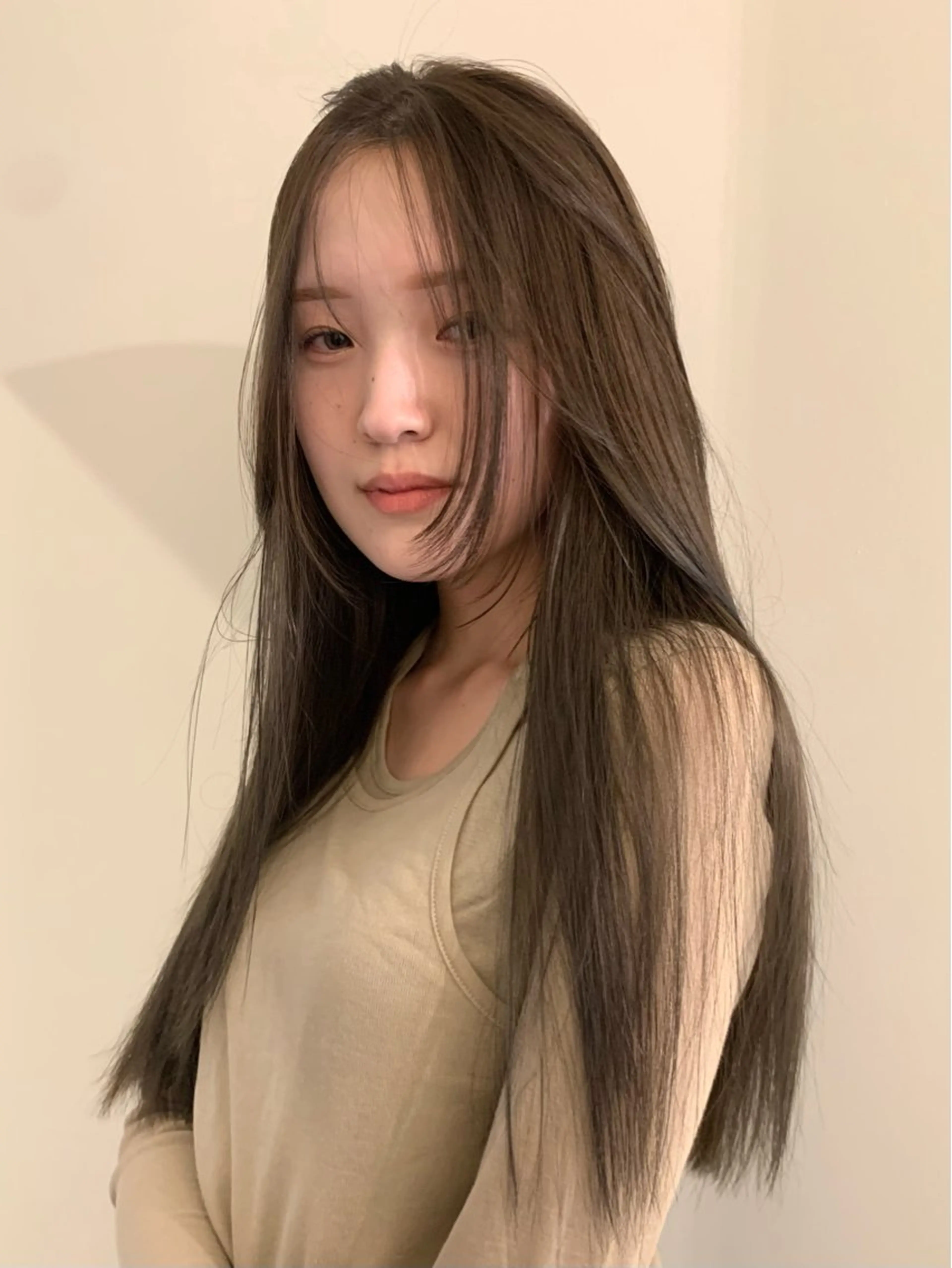 ロング カラー ベージュカラー ブリーチ ブリーチなしカラー オリーブベージュ レイヤーカット カット ヘアカラー トリートメント 落合希 Olivebeigeのヘアスタイル