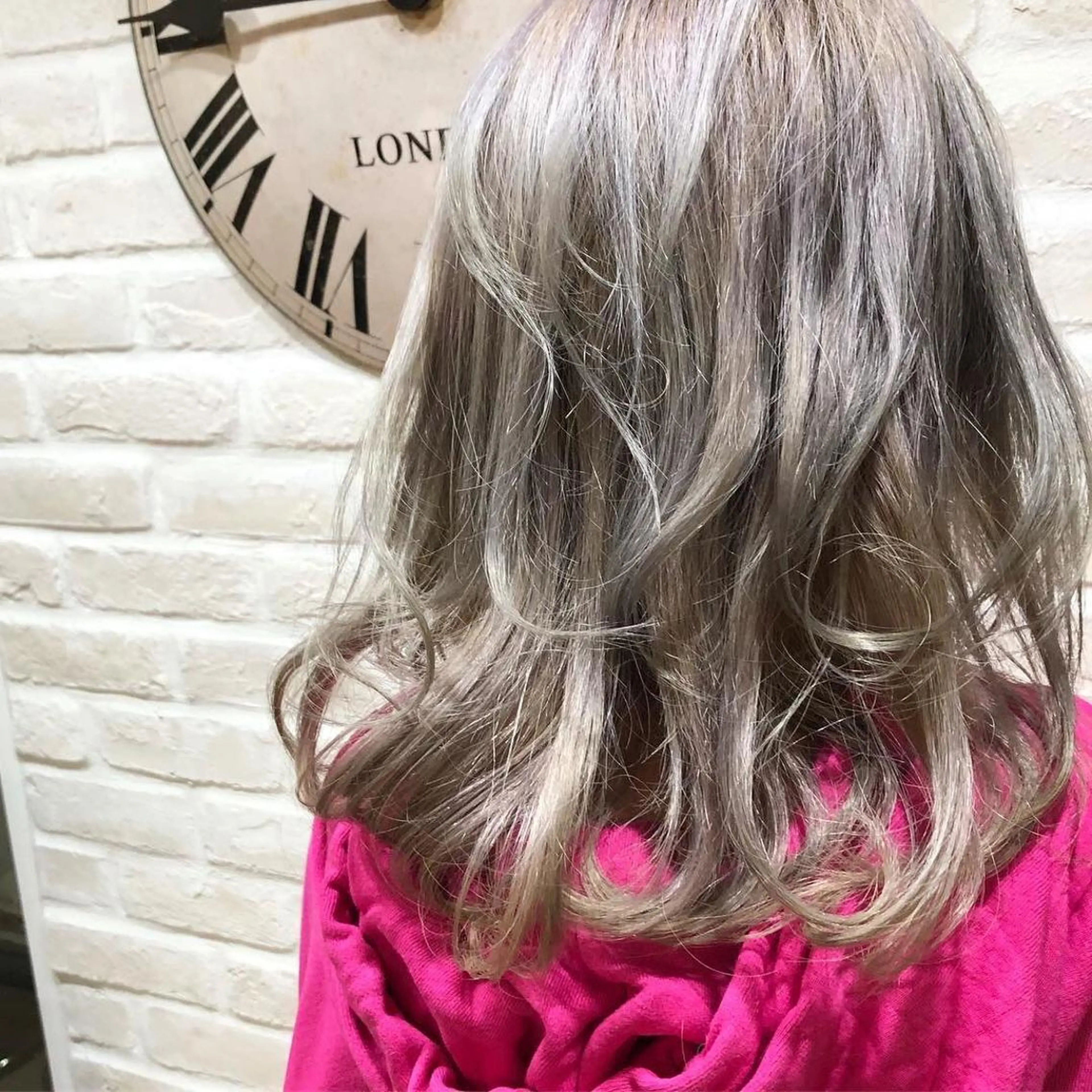 ミディアム カラー アッシュ ハイトーンカラー シルバー シルバーアッシュ カット ヘアカラー トリートメント ヘアセット Aujua ソムリエ 勝又舞夏のヘアスタイル